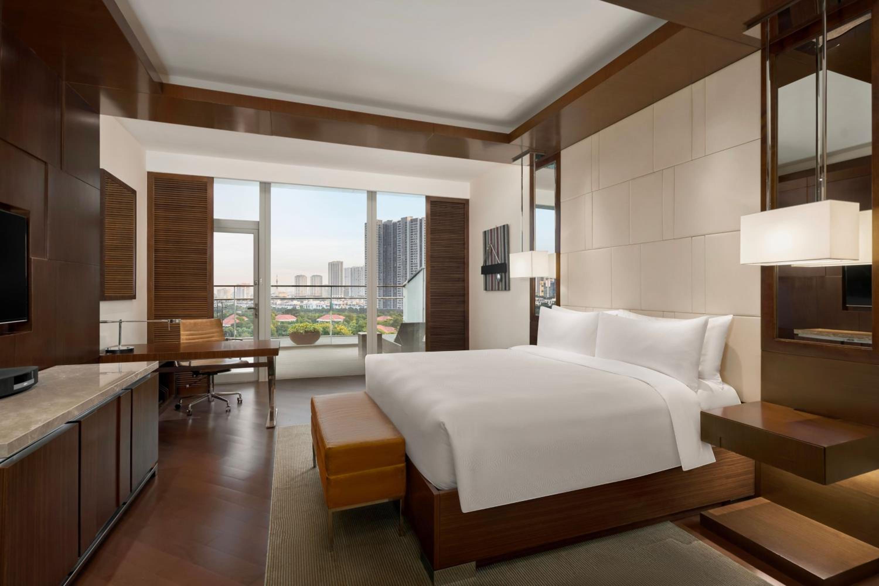 Executive King Balcony Room, Executive lounge access, 1 King, Lake View