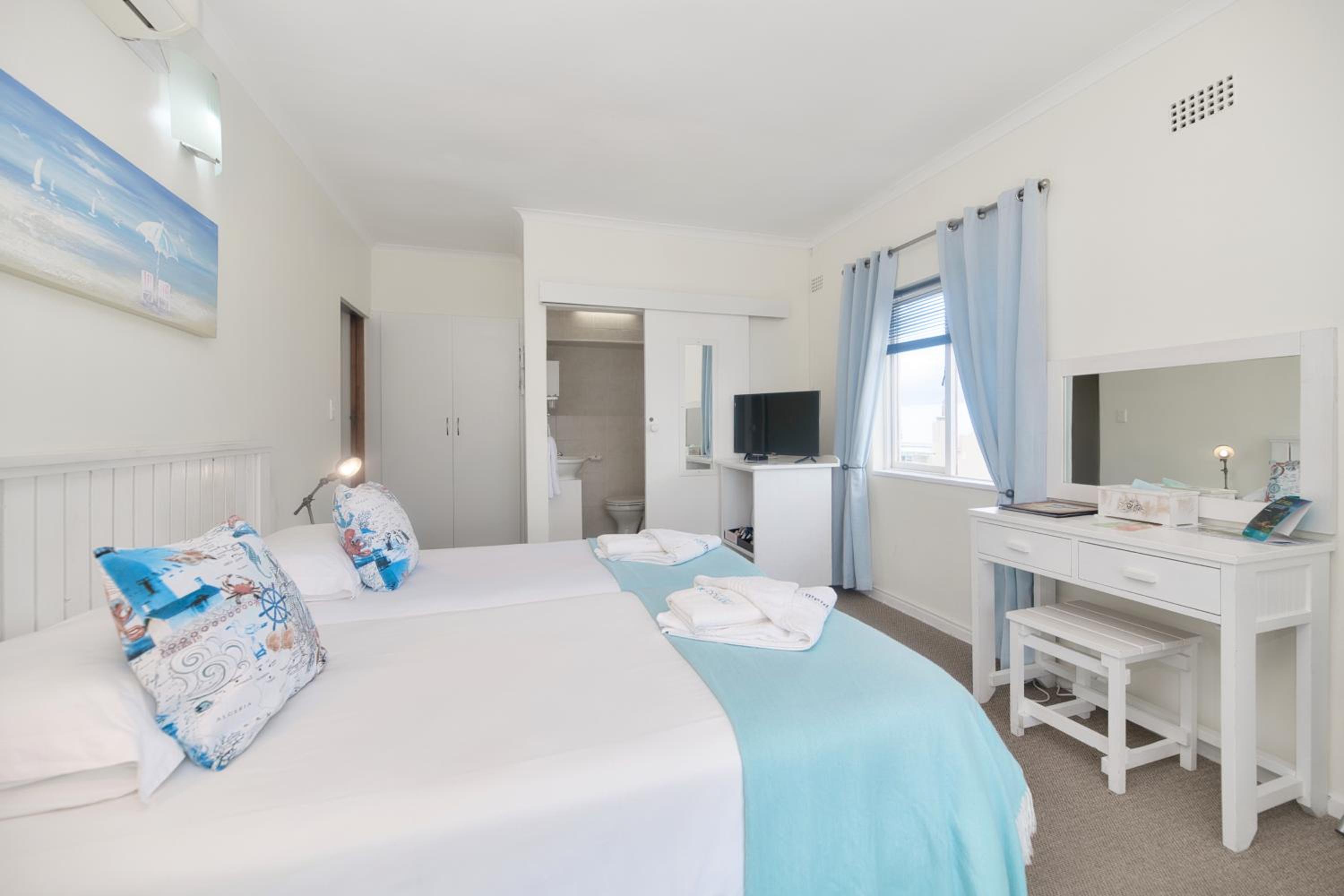 Standard Twin Room with Sea View - Photo 2
