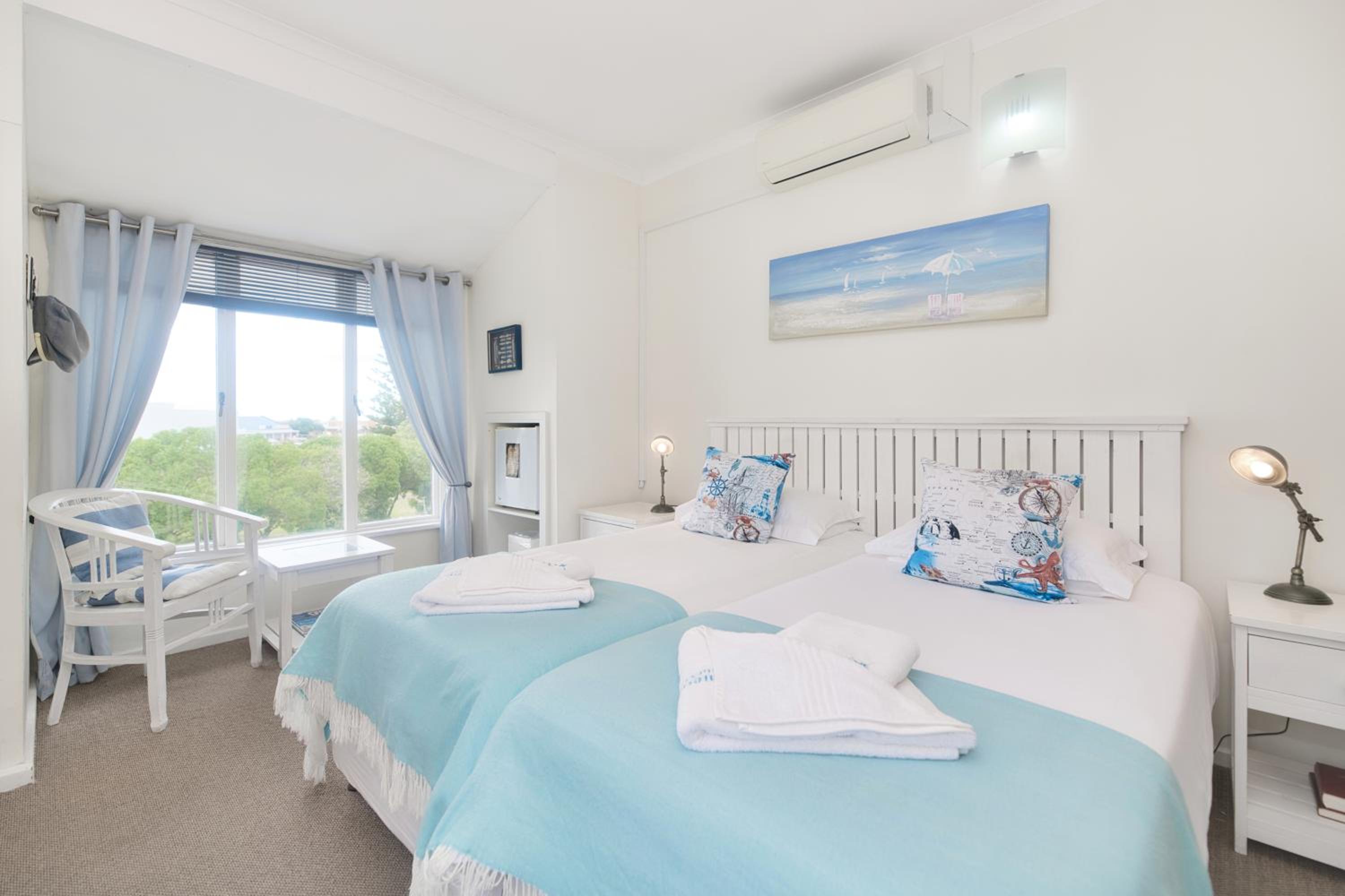Standard Twin Room with Sea View - Photo 10