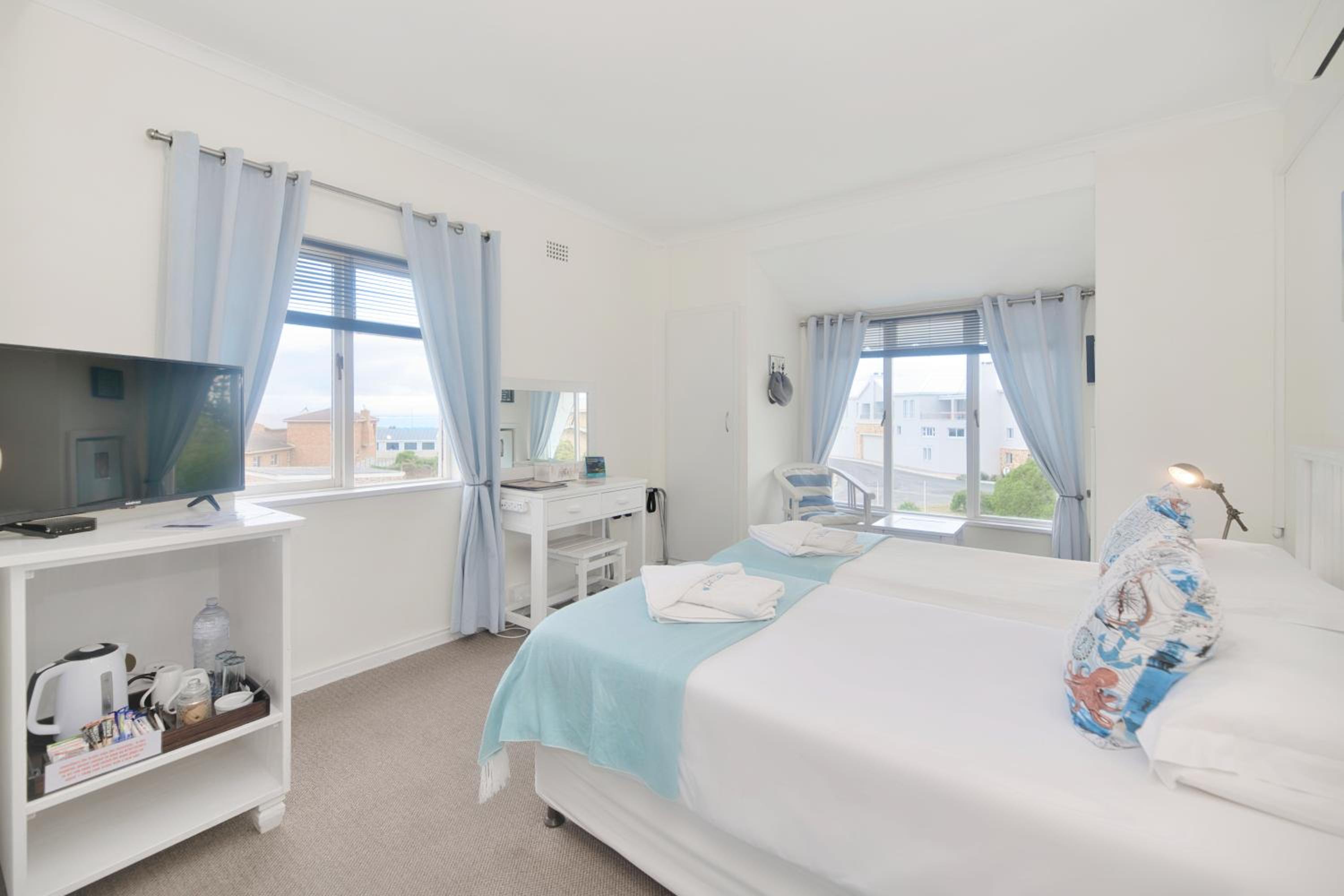 Standard Twin Room with Sea View - Photo 12