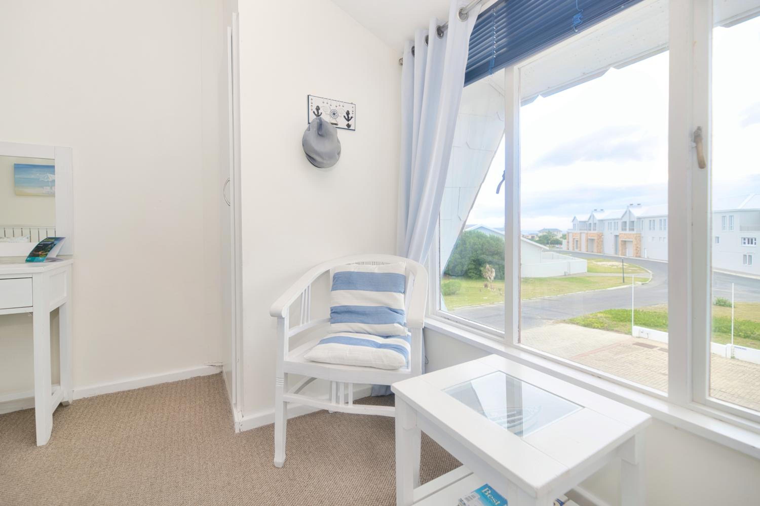 Standard Twin Room with Sea View - Photo 3