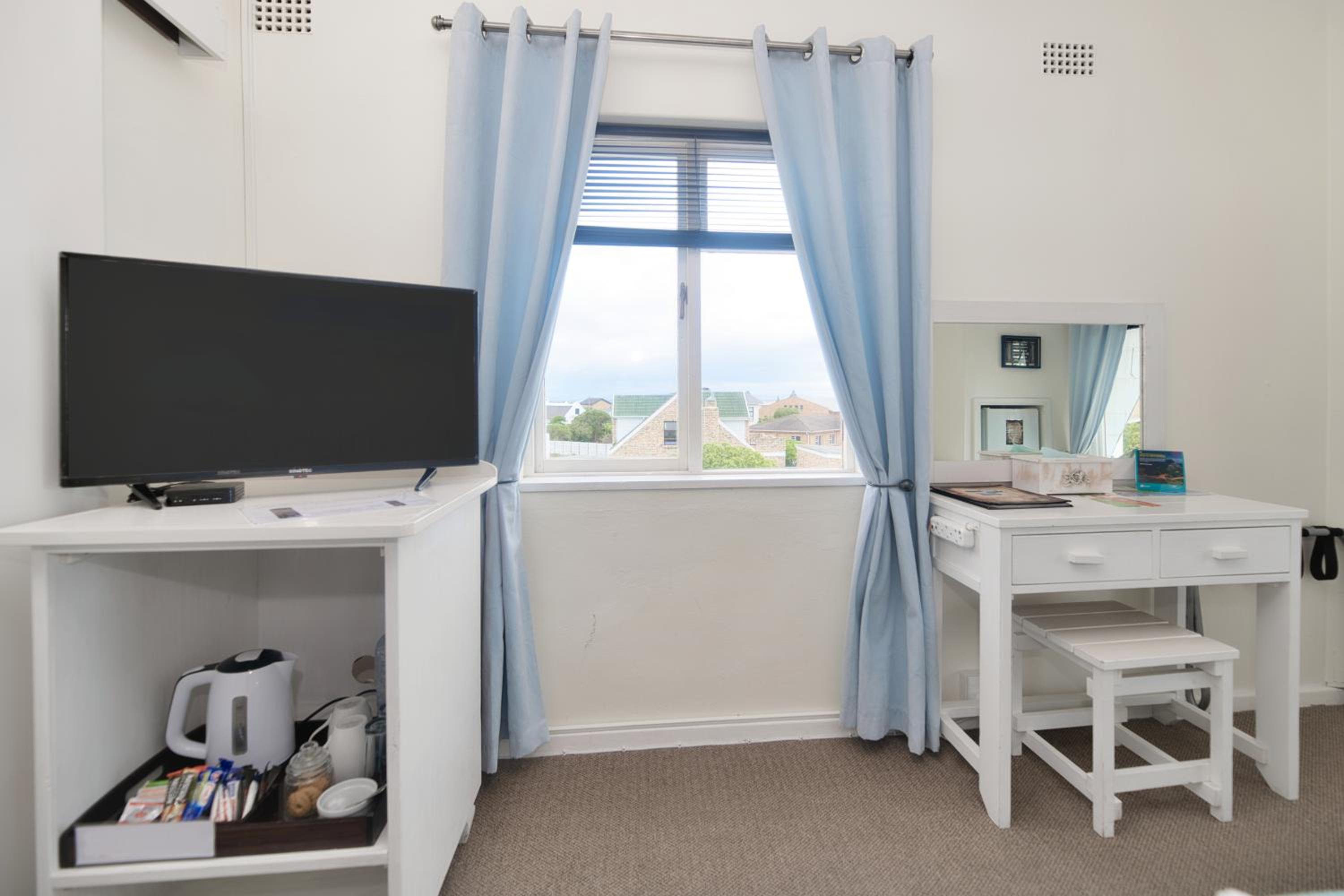 Standard Twin Room with Sea View - Photo 8