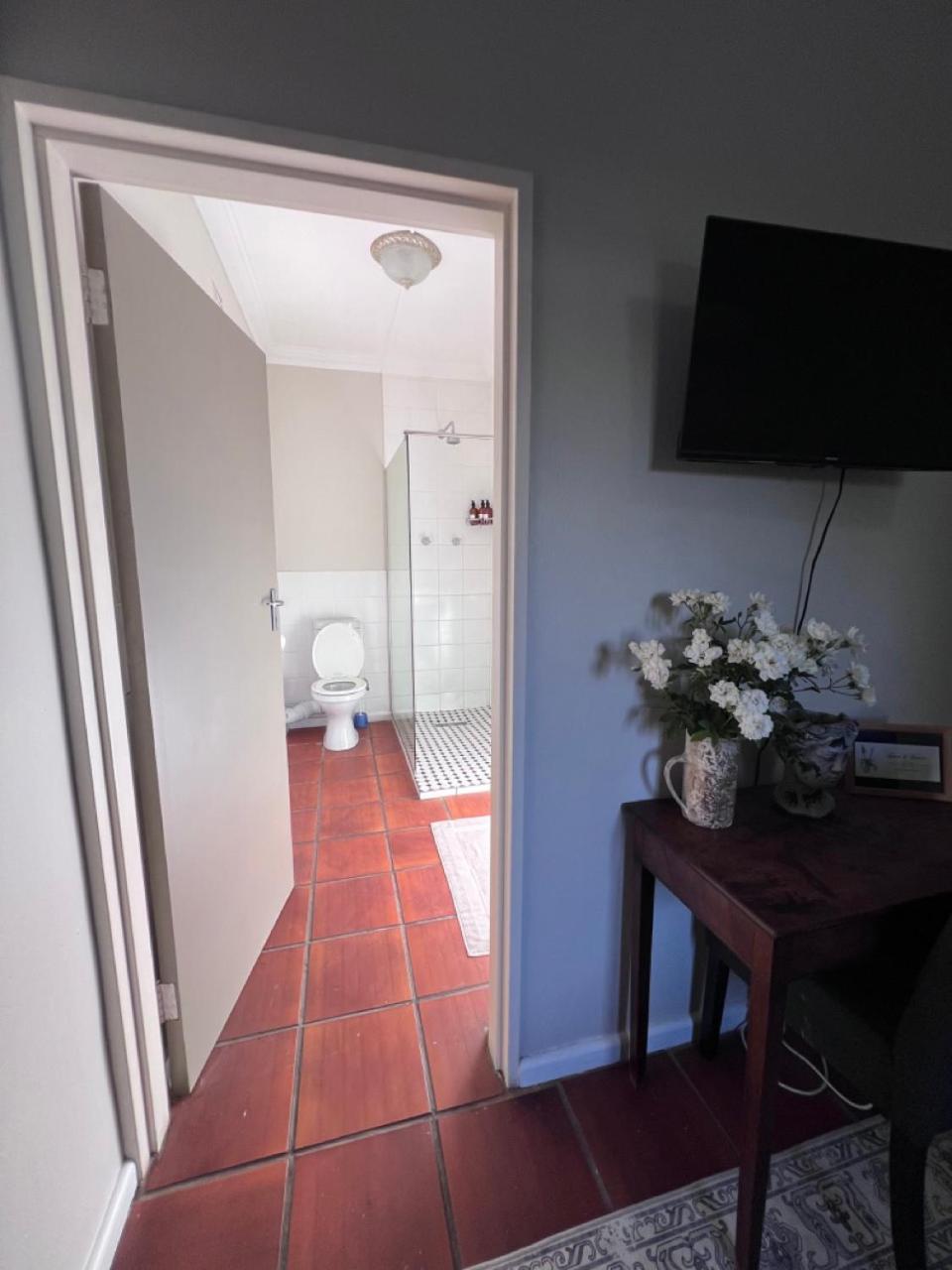 Single Room With Private Bathroom photo 2