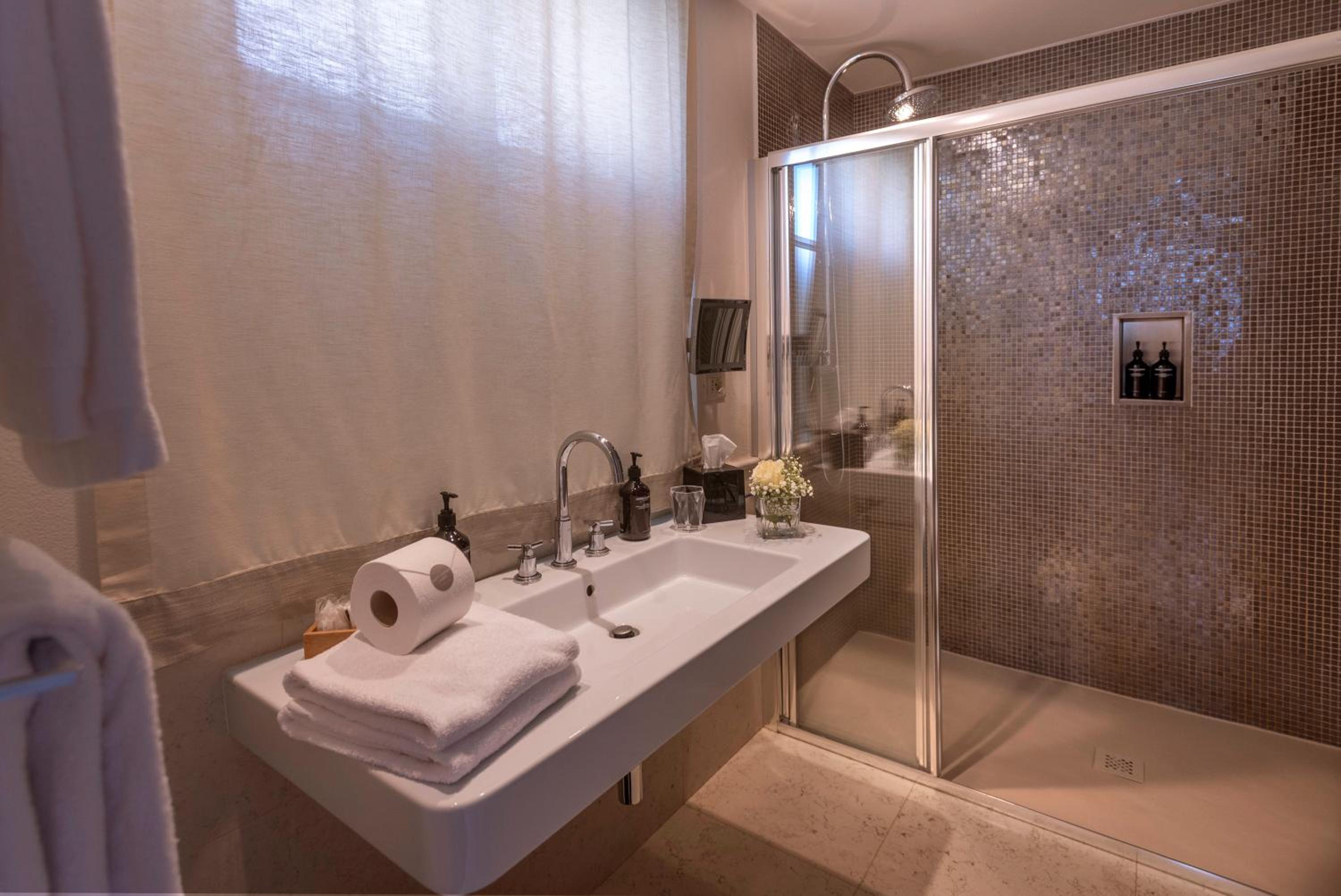 Standard Double Room - Photo 5