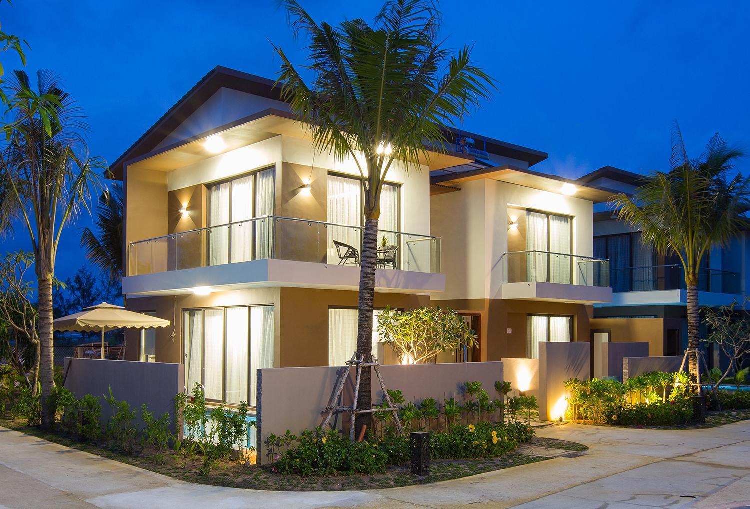 Three-Bedroom Beachfront Villa with Private Pool - Photo 18