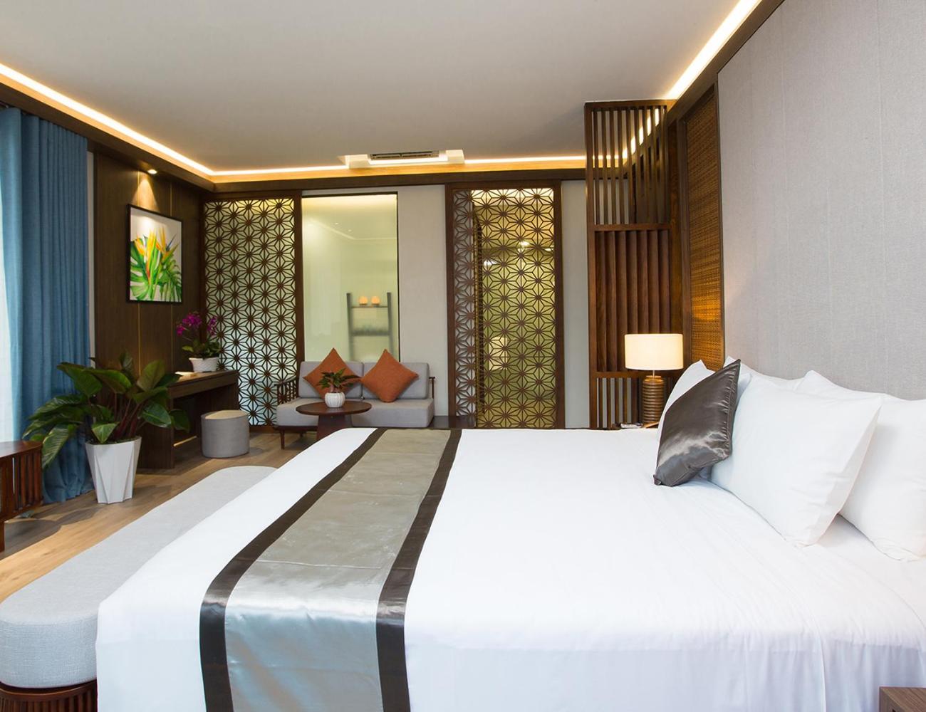 Three-Bedroom Beachfront Villa with Private Pool - Photo 14