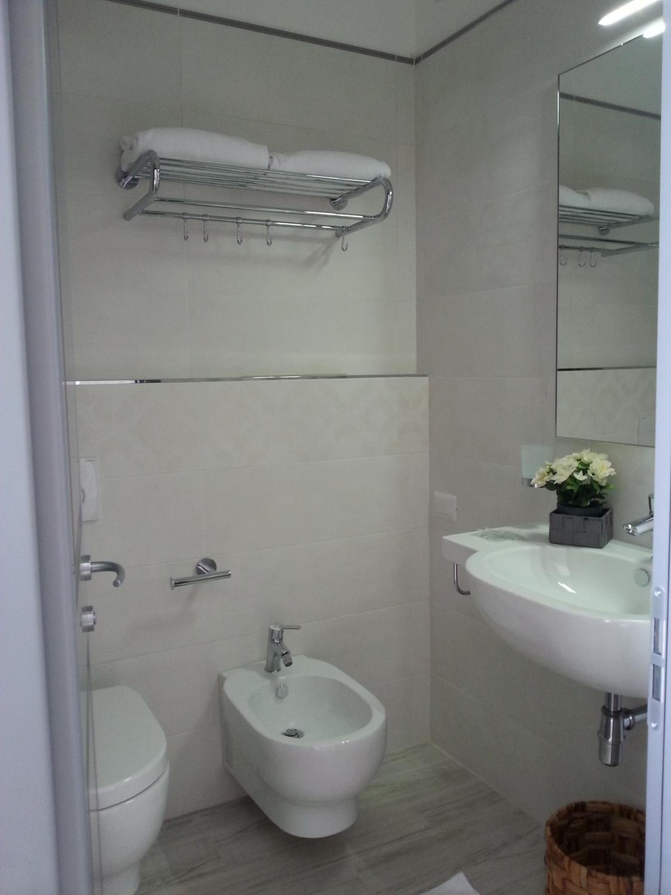 Double or Twin Room with Sea View - Photo 11