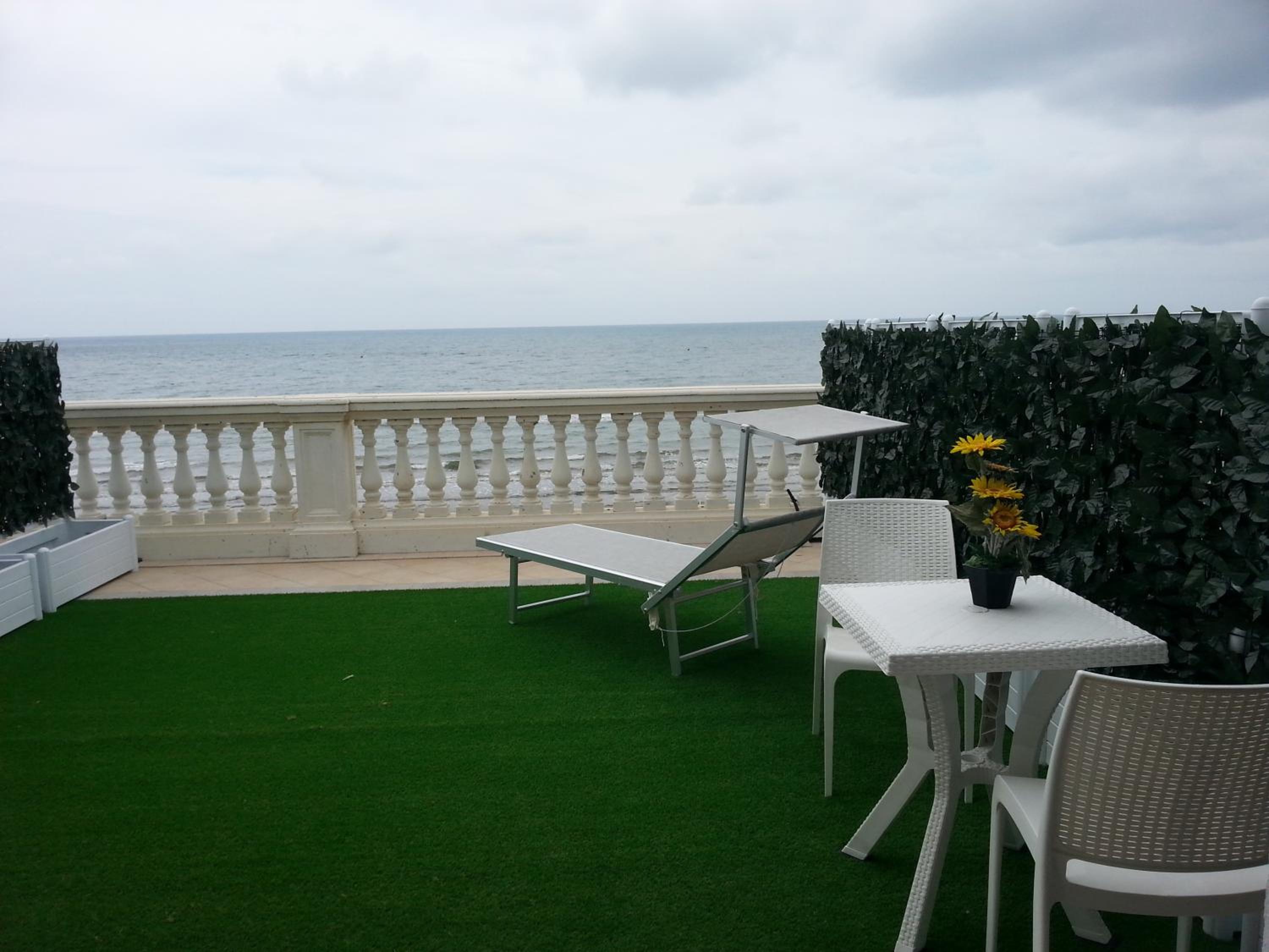 Double or Twin Room with Sea View - Photo 3