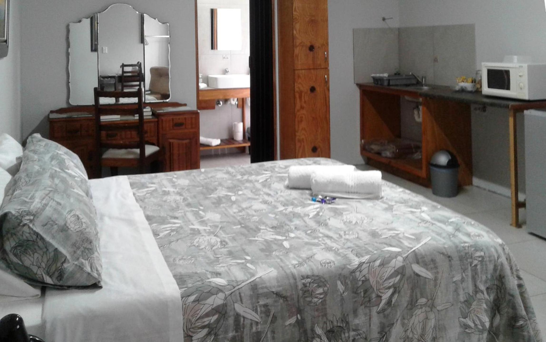 Standard Queen Room - Photo 10