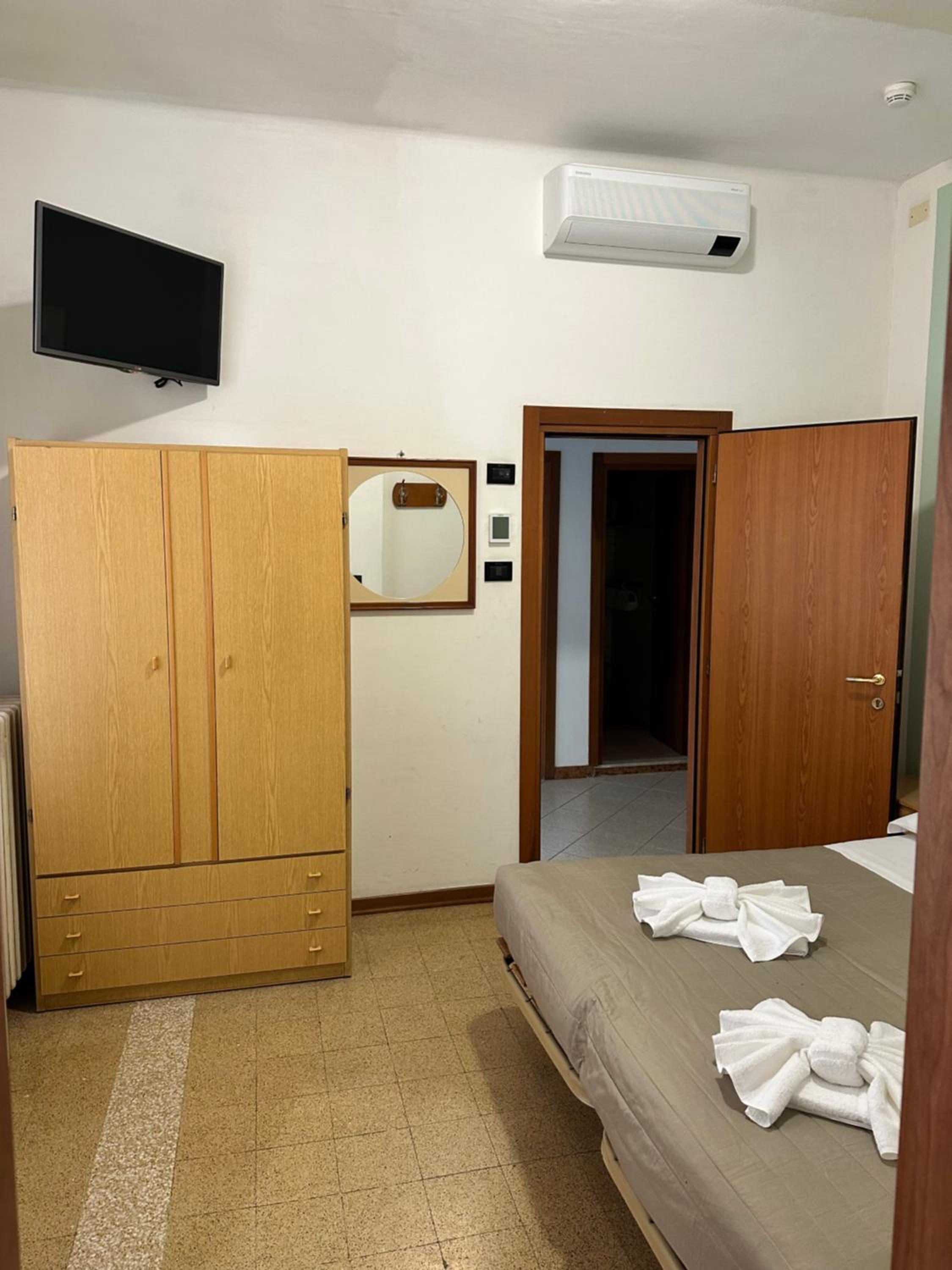 Standard Double Room - Photo 3
