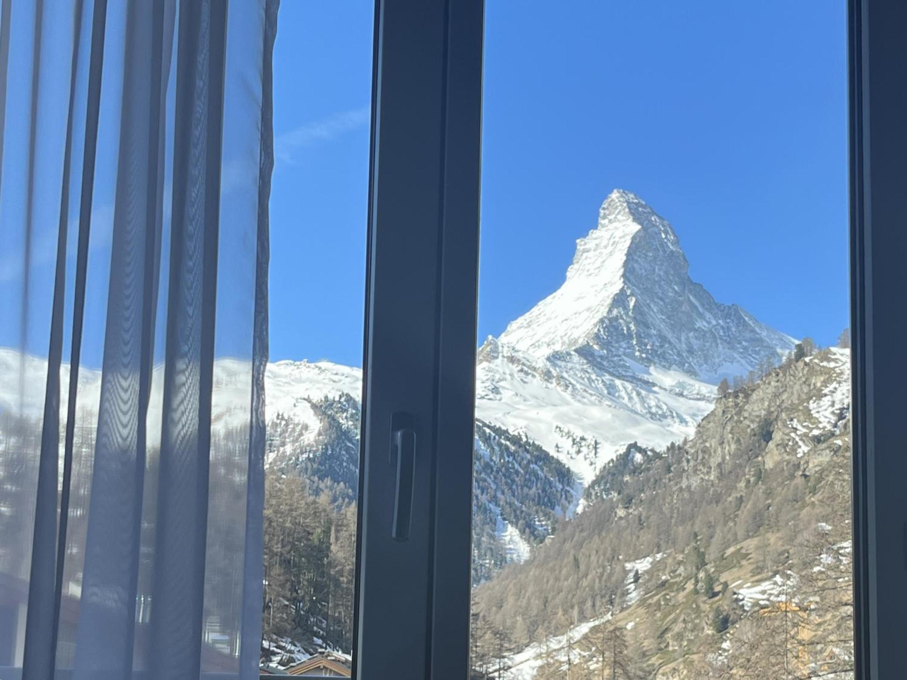 Double Room with Matterhorn View - Photo 2