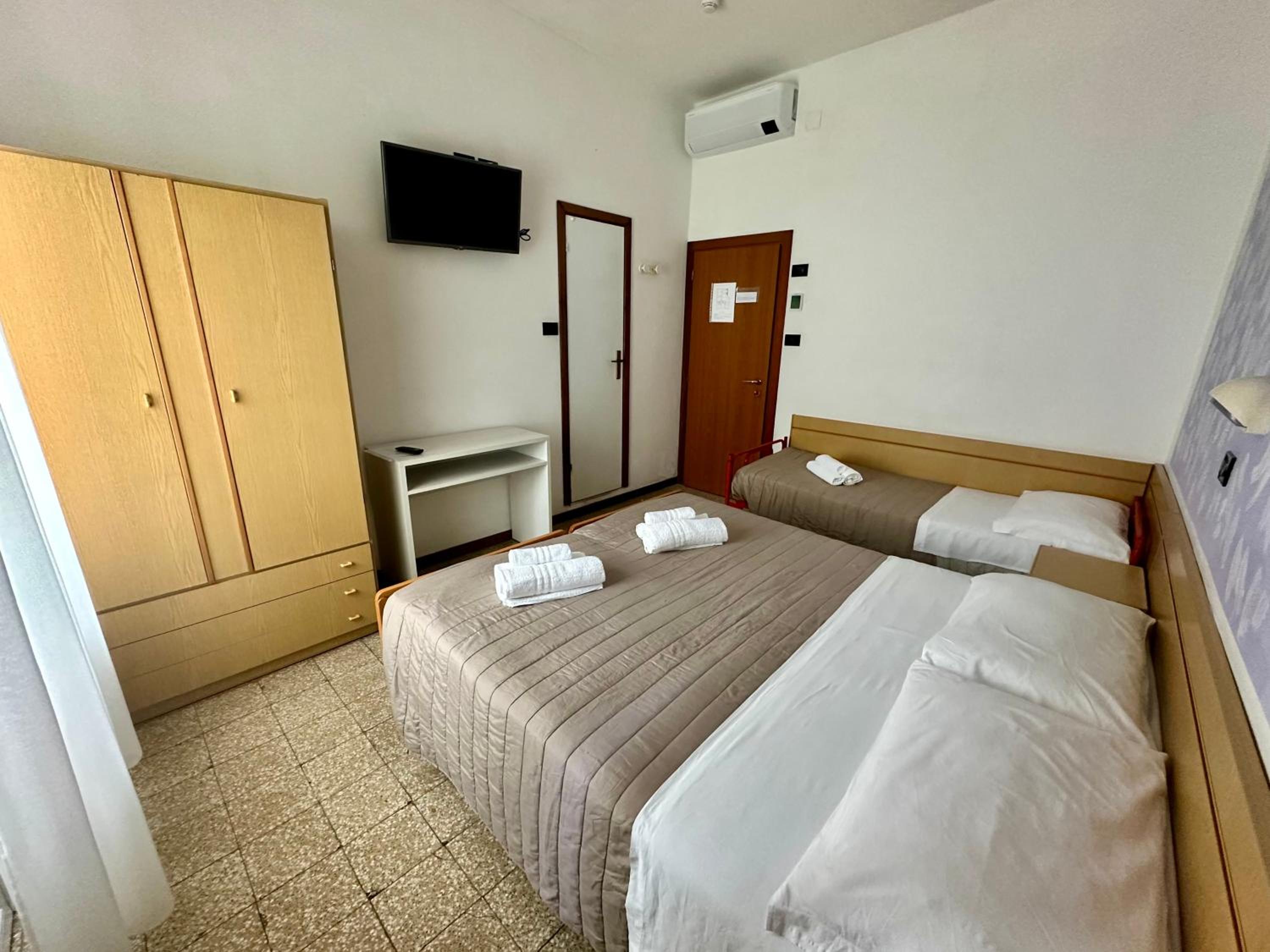Standard Triple Room - Photo 4