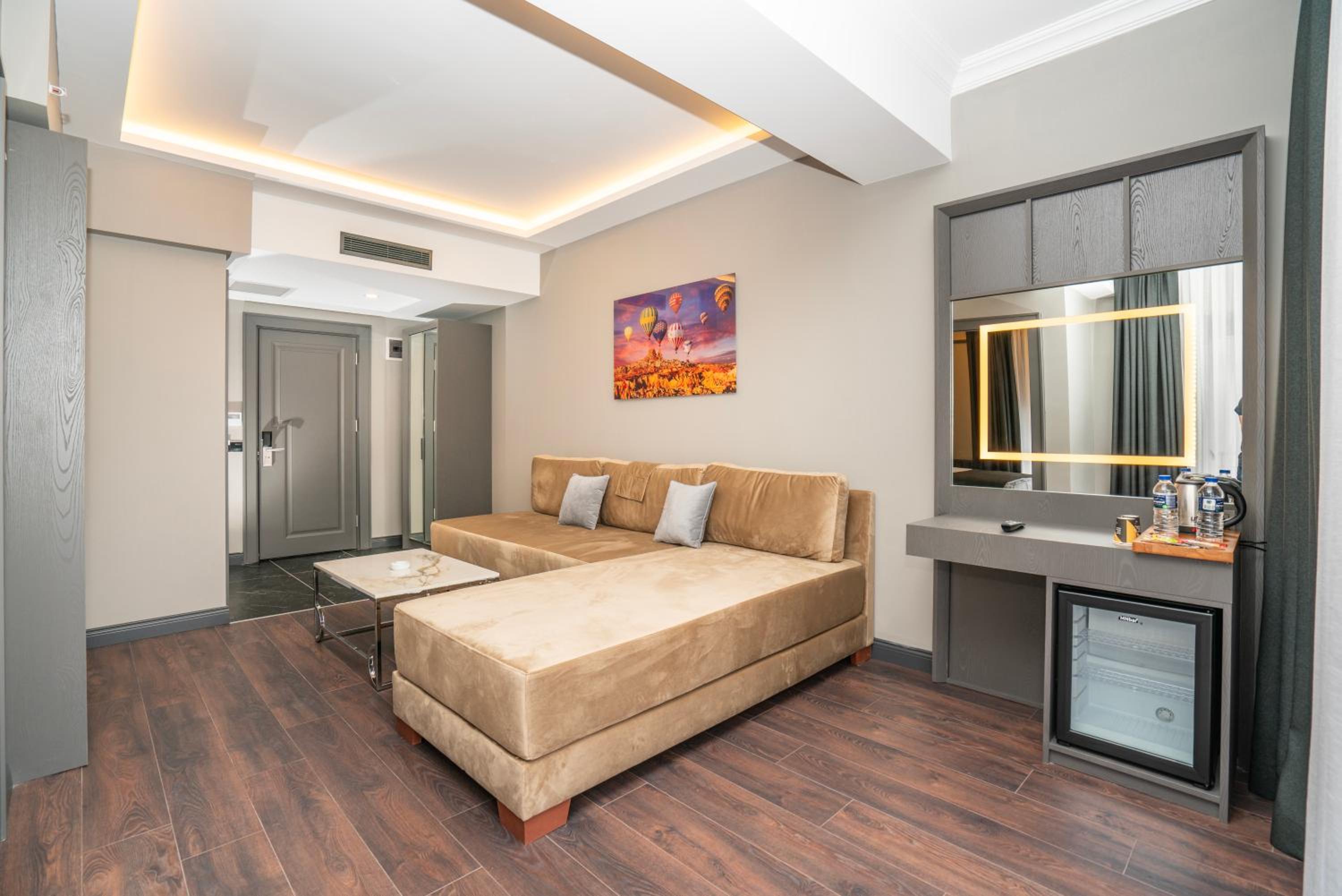 Deluxe Junior Suite photo 3