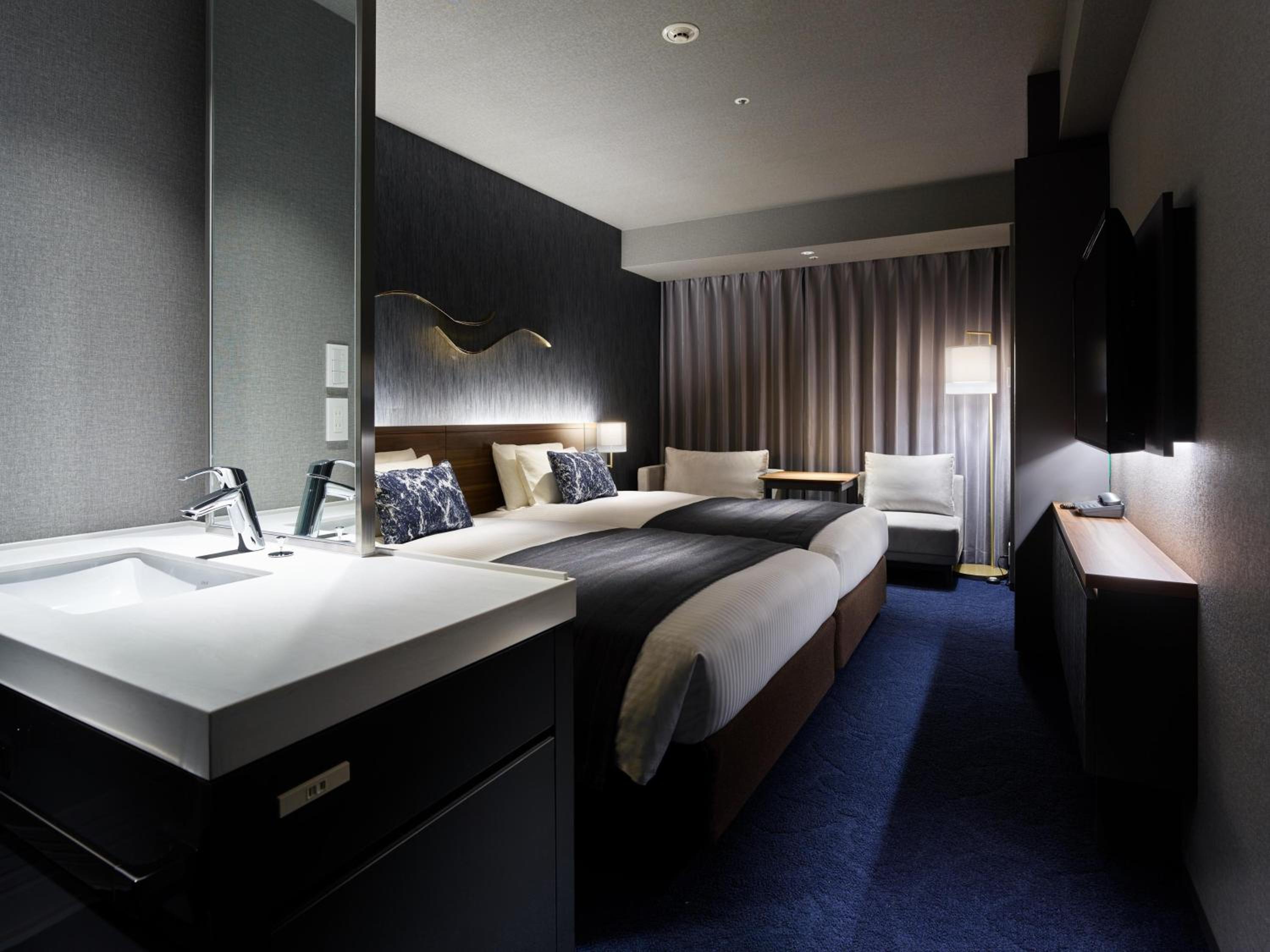 Superior Twin Room thumbnail 5