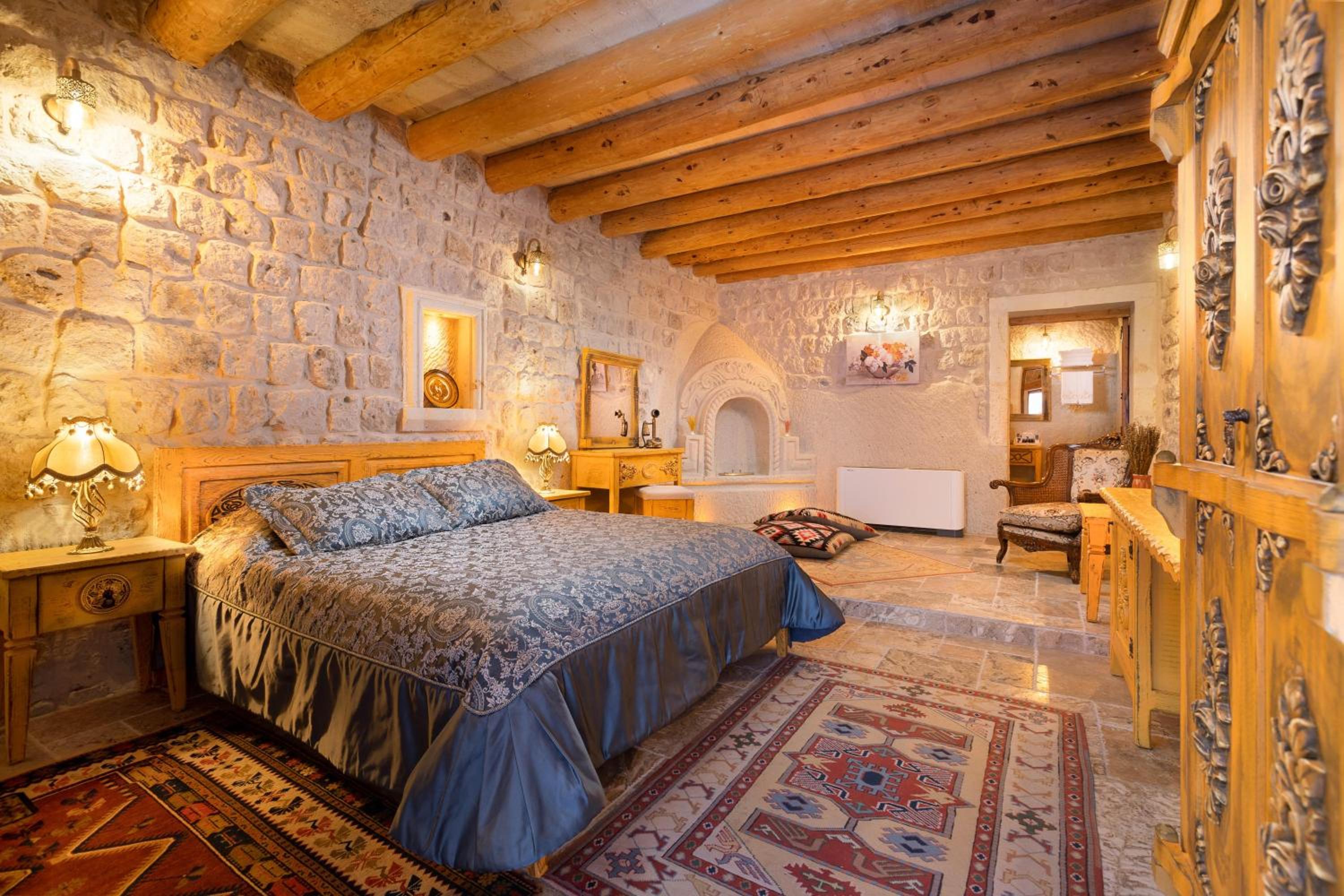 Deluxe Cave Suite - Photo 10