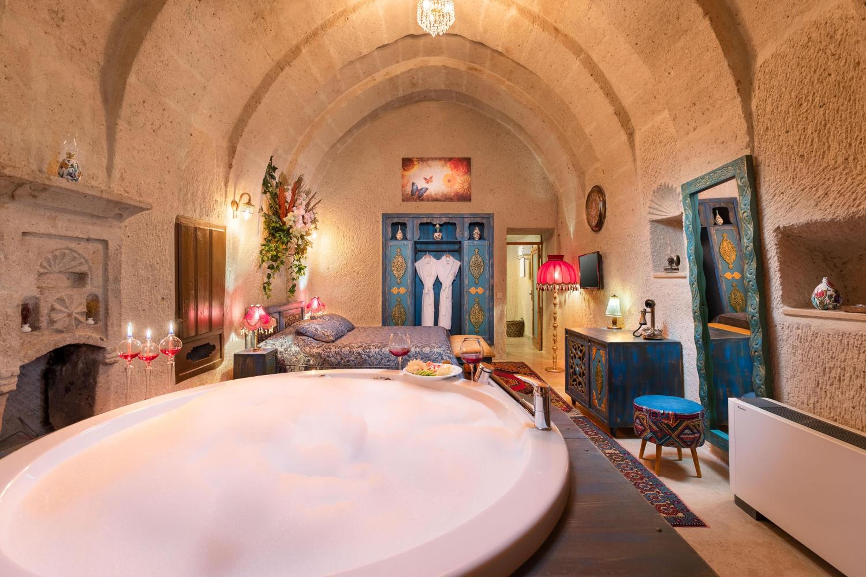 Deluxe Cave Suite - Photo 9