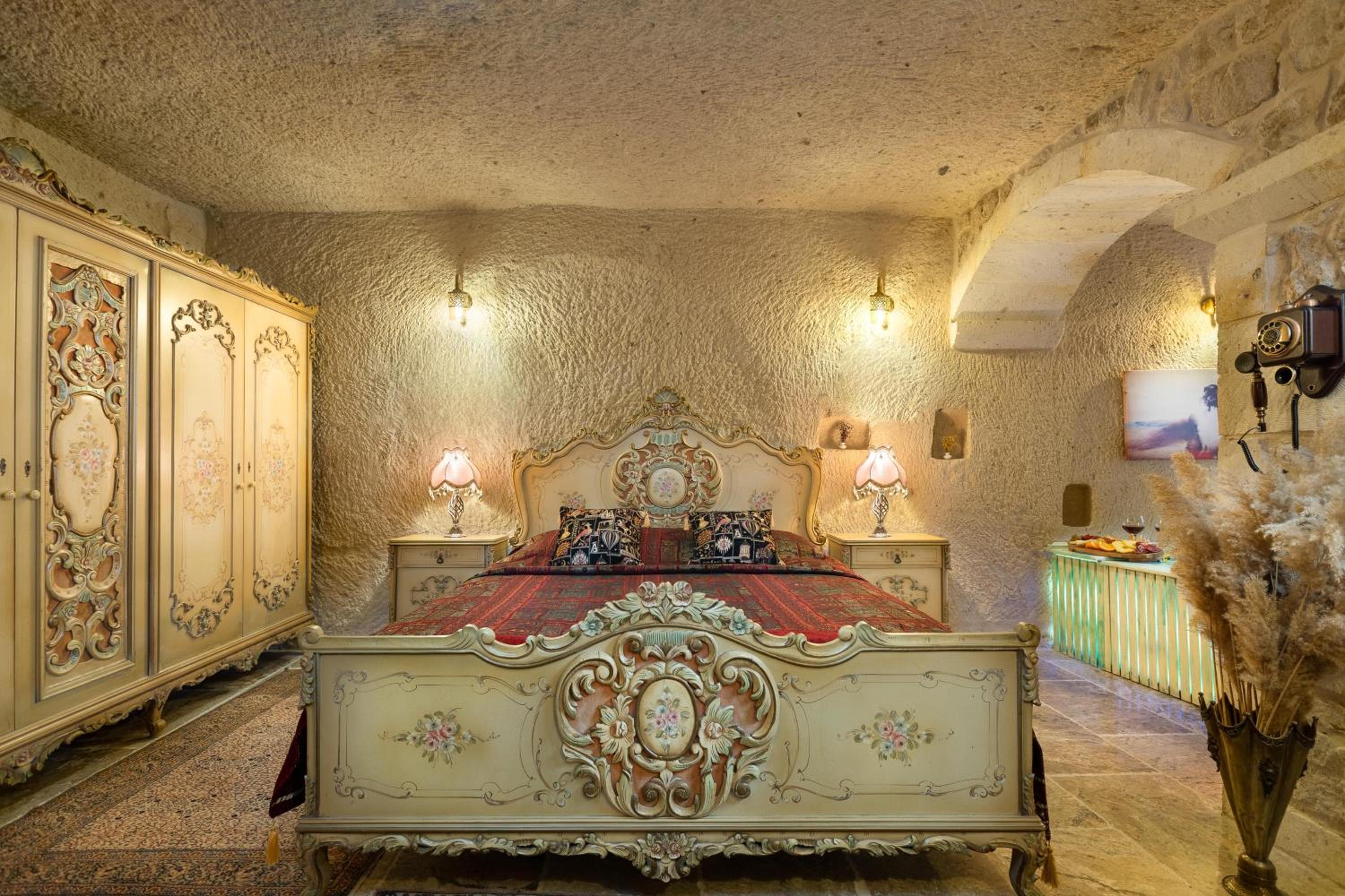 Deluxe Cave Suite - Photo 14