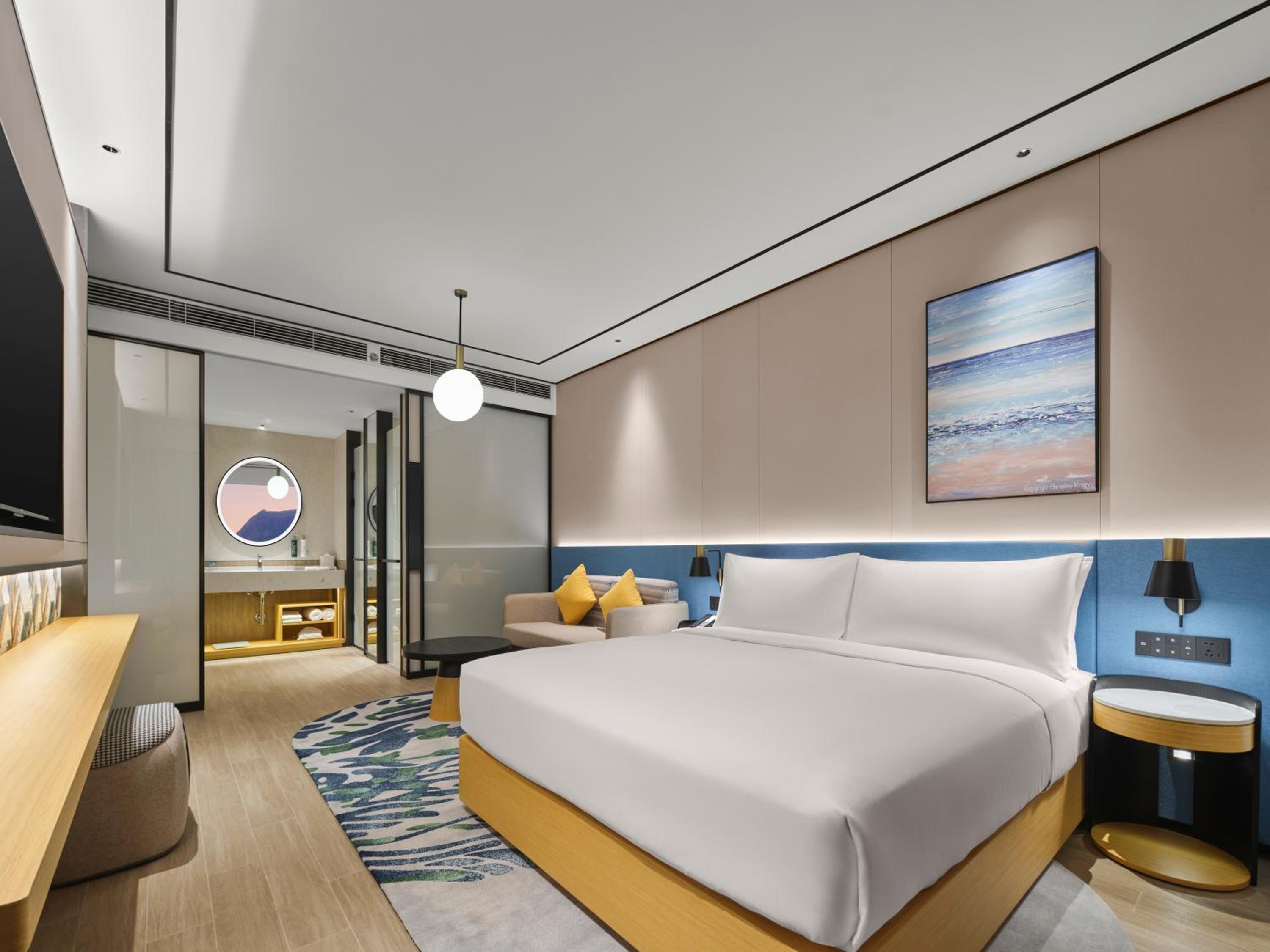 King Guest Room thumbnail 5