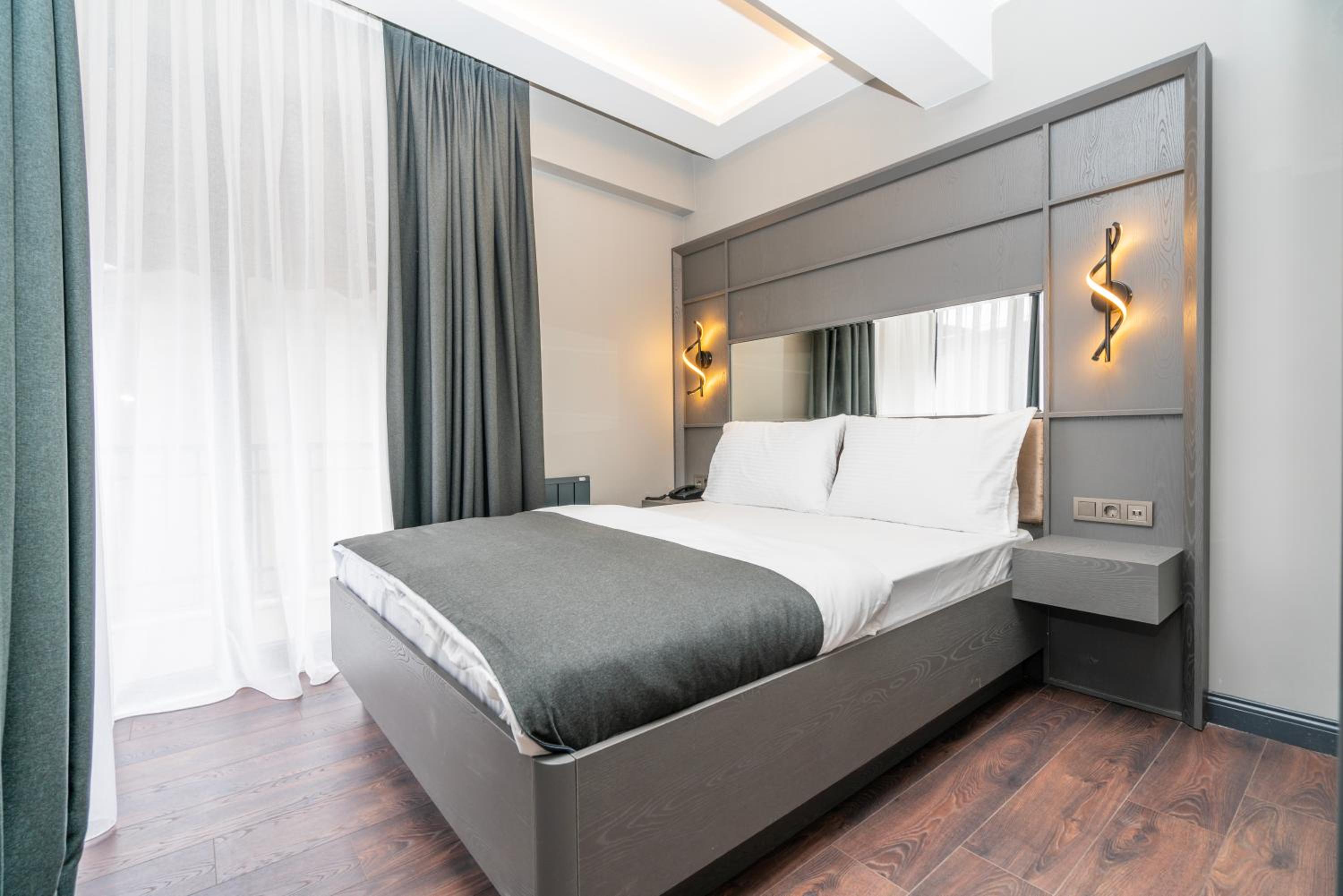 King Suite with Balcony photo 1