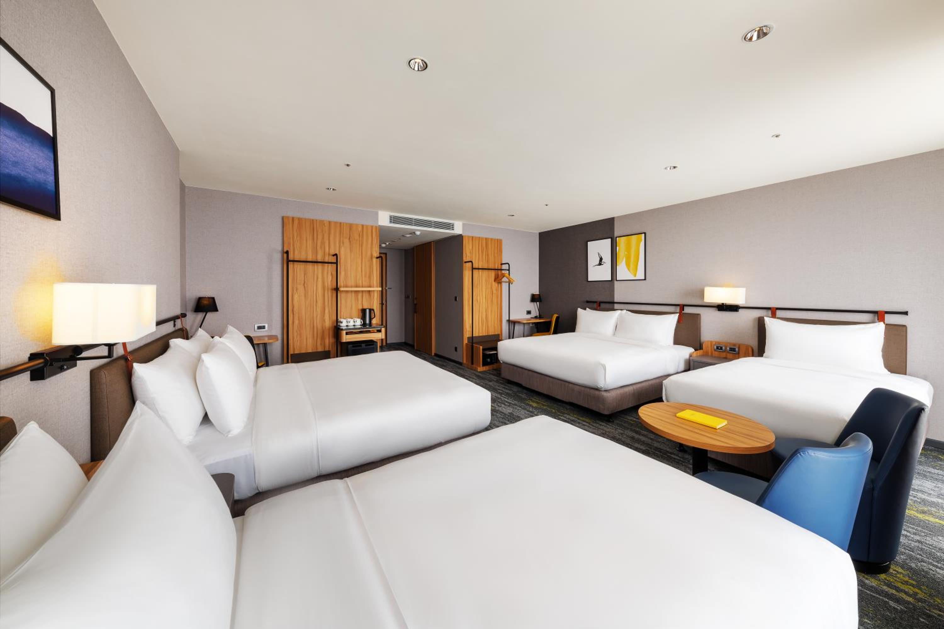 Grand King Room with Two Kinds and Two Single Beds - Photo 3