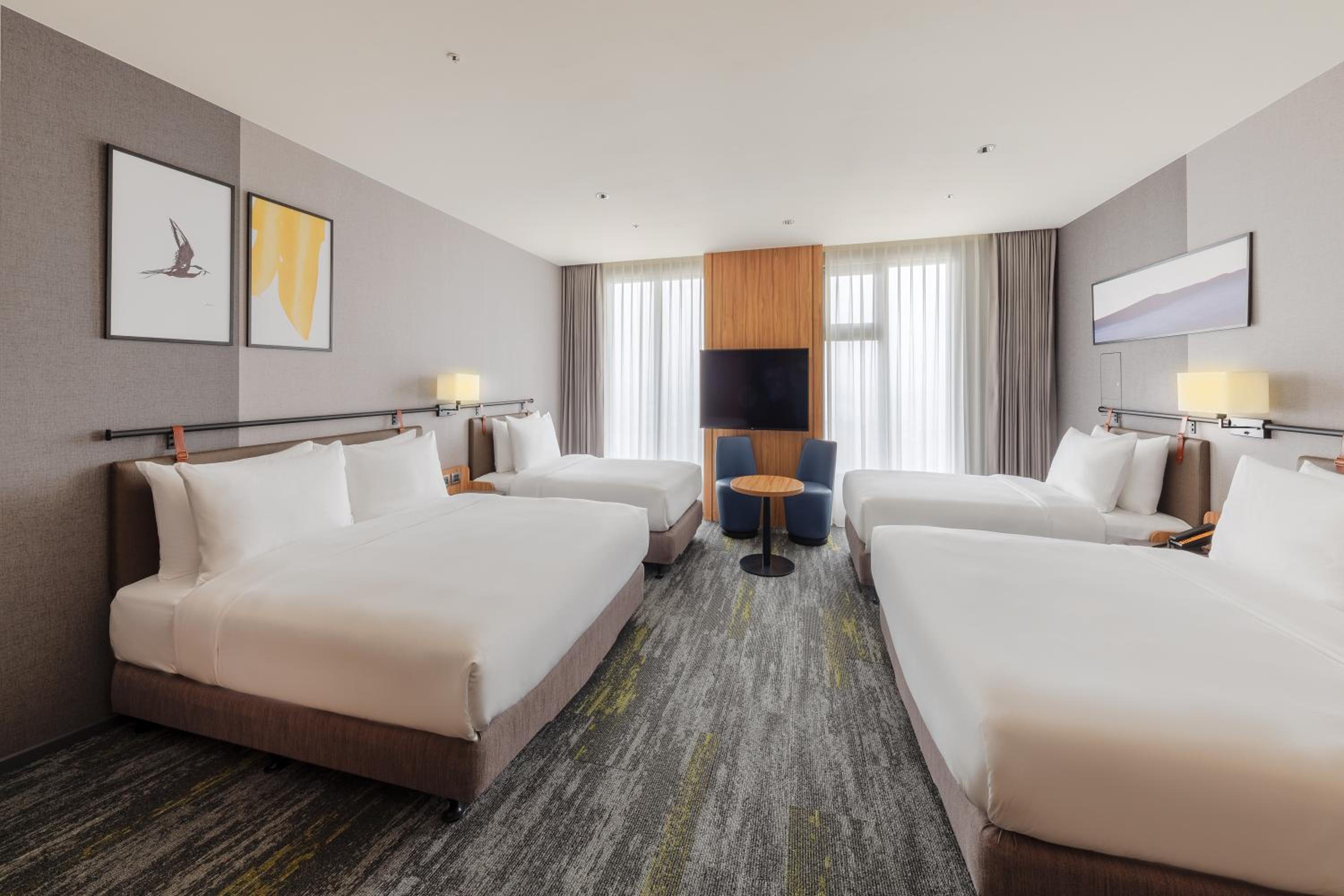 Grand King Room with Two Kinds and Two Single Beds - Photo 5