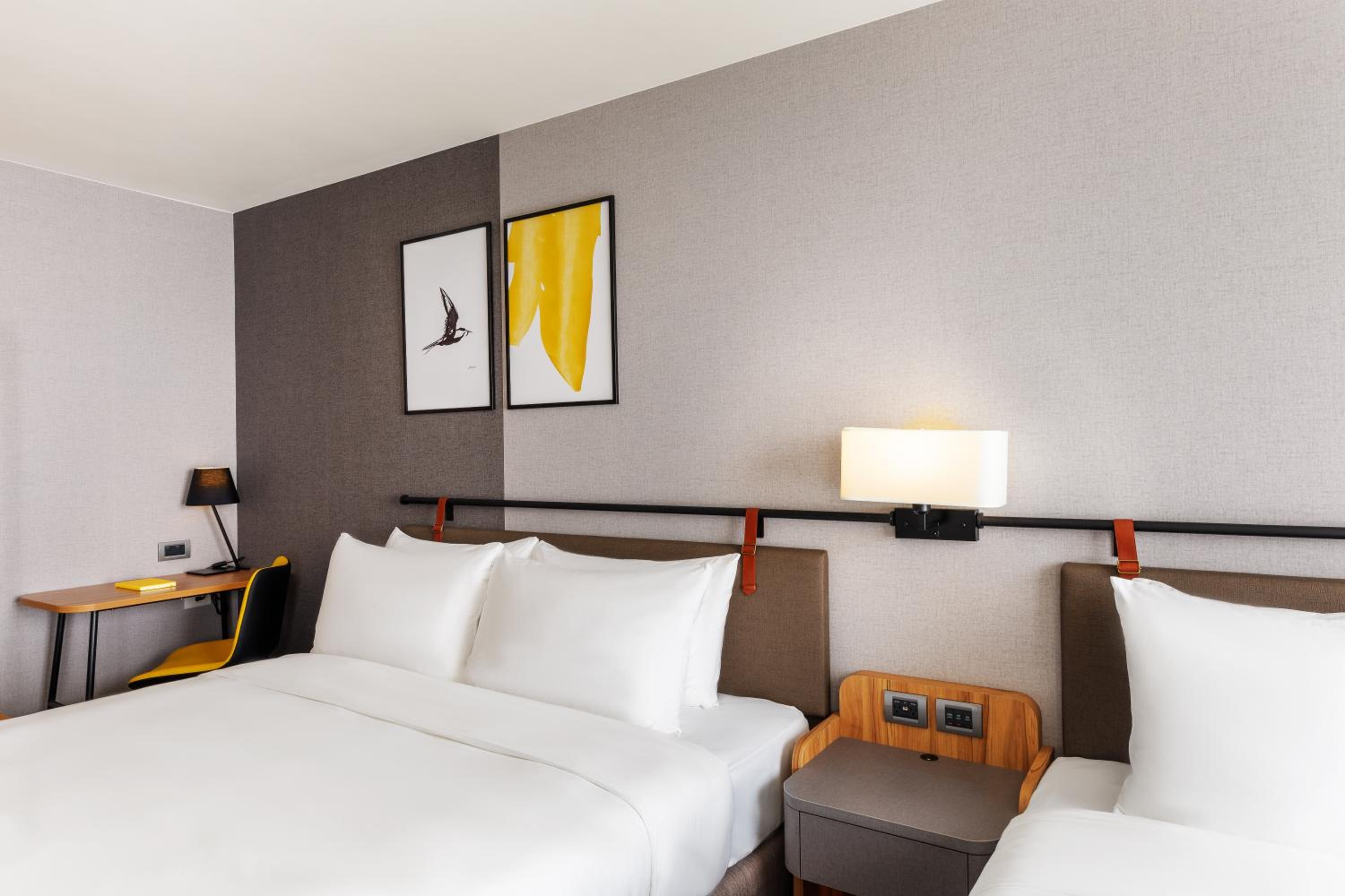 Grand King Room with Two Kinds and Two Single Beds - Photo 4