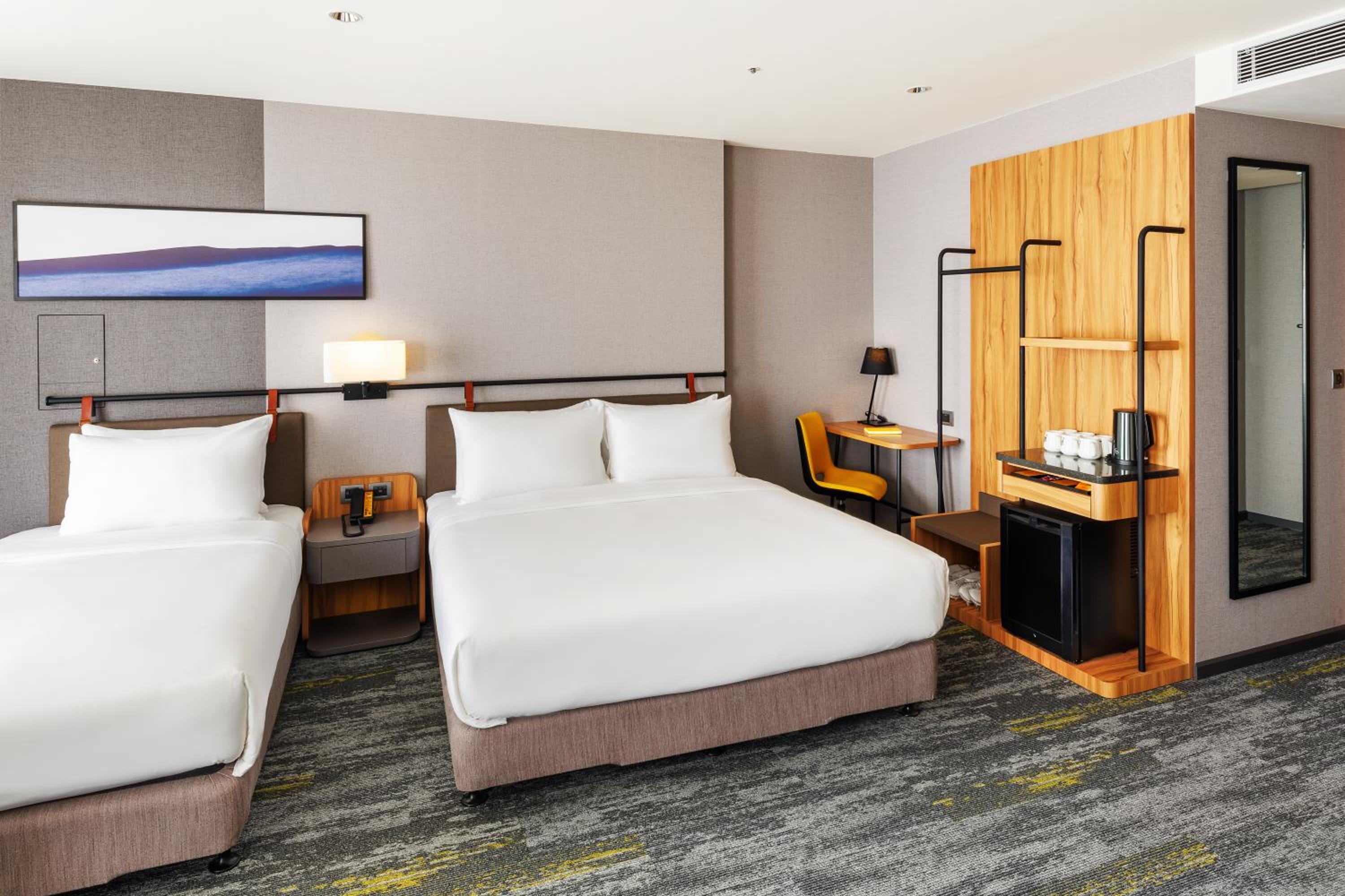 Grand King Room with Two Kinds and Two Single Beds - Photo 1