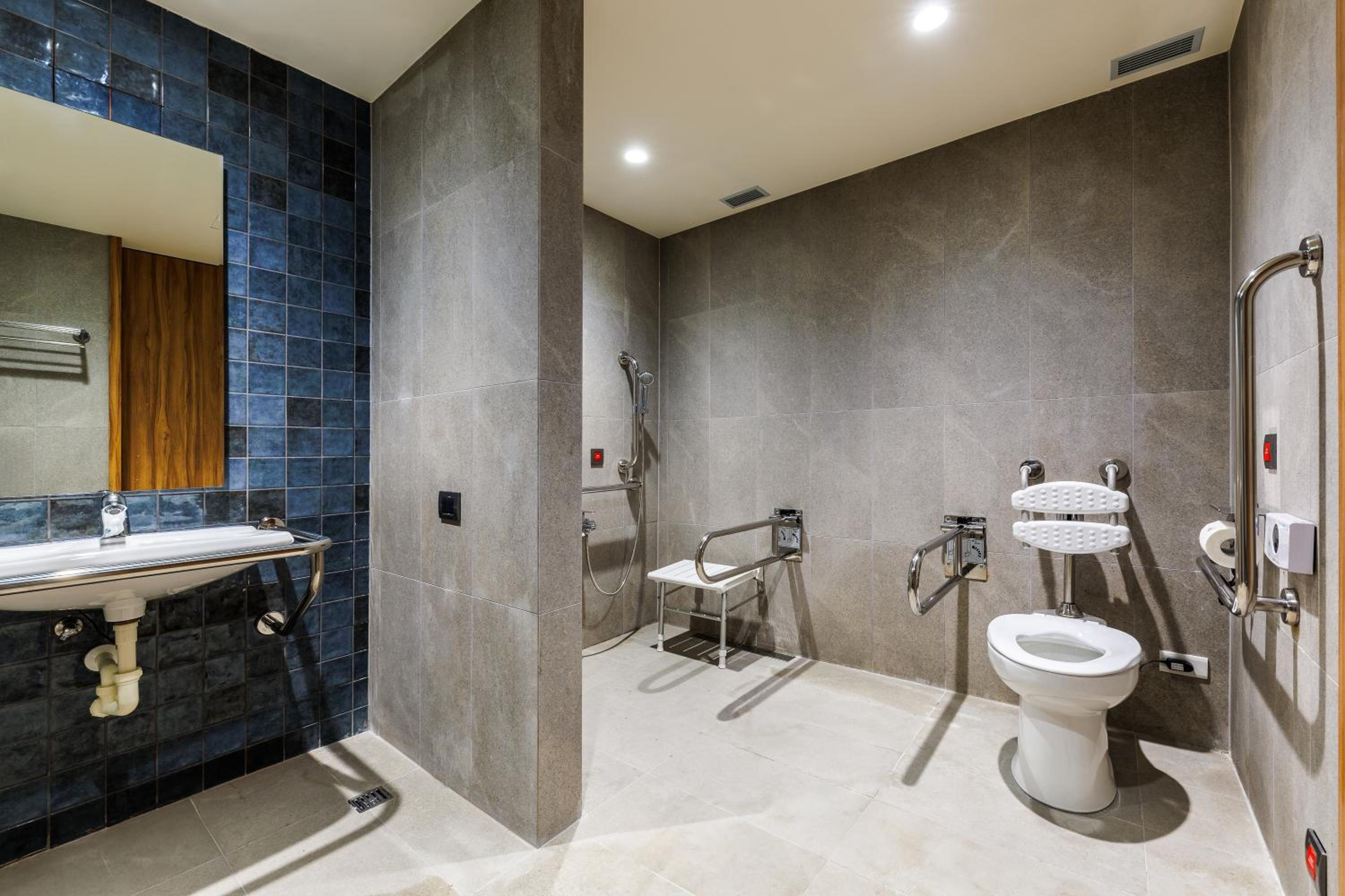 Premium King Room - Disability Access - Photo 3