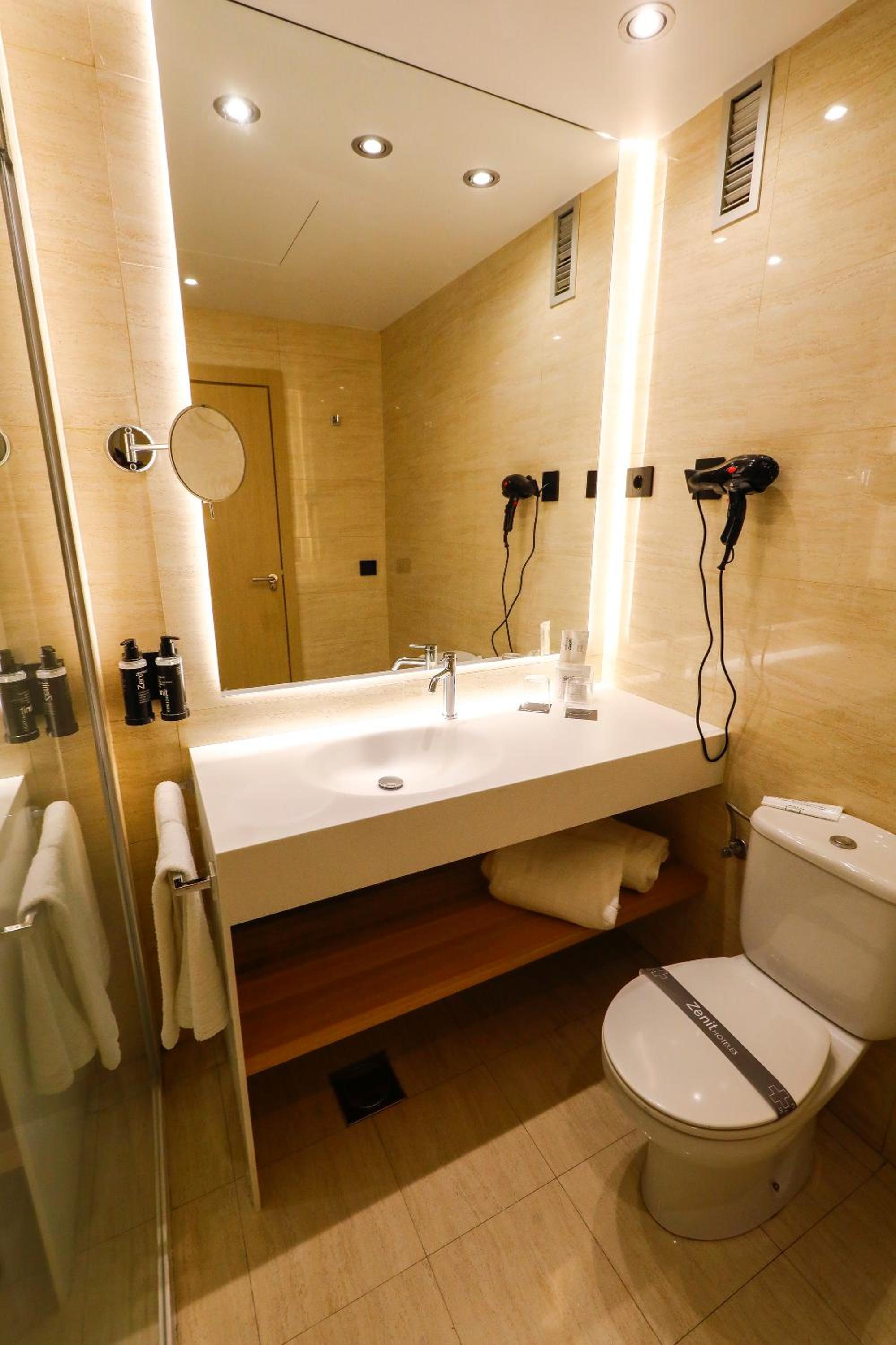 Double or Twin Room - Photo 12