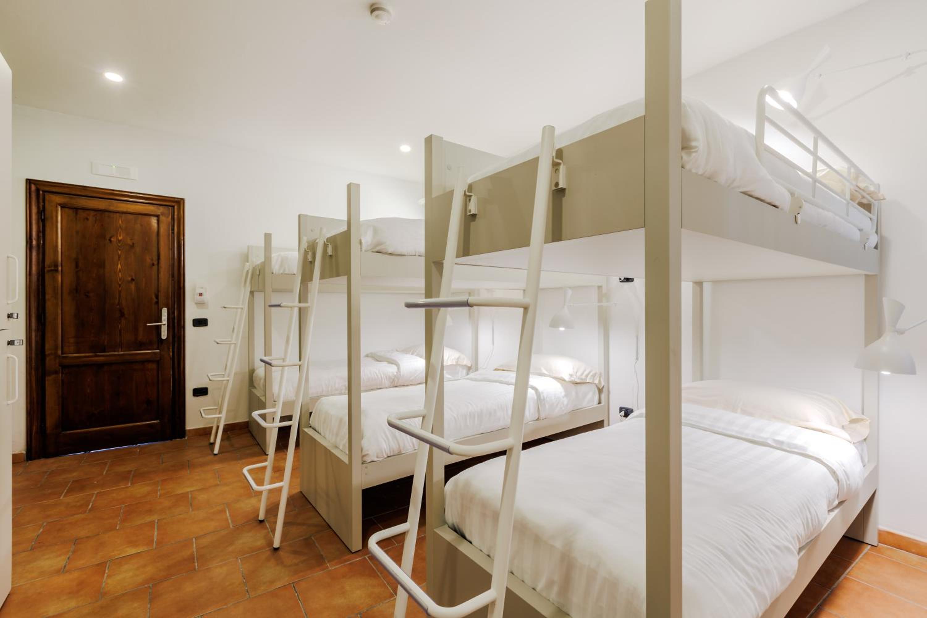 Bed in 6-Bed Mixed Dormitory Room photo 2