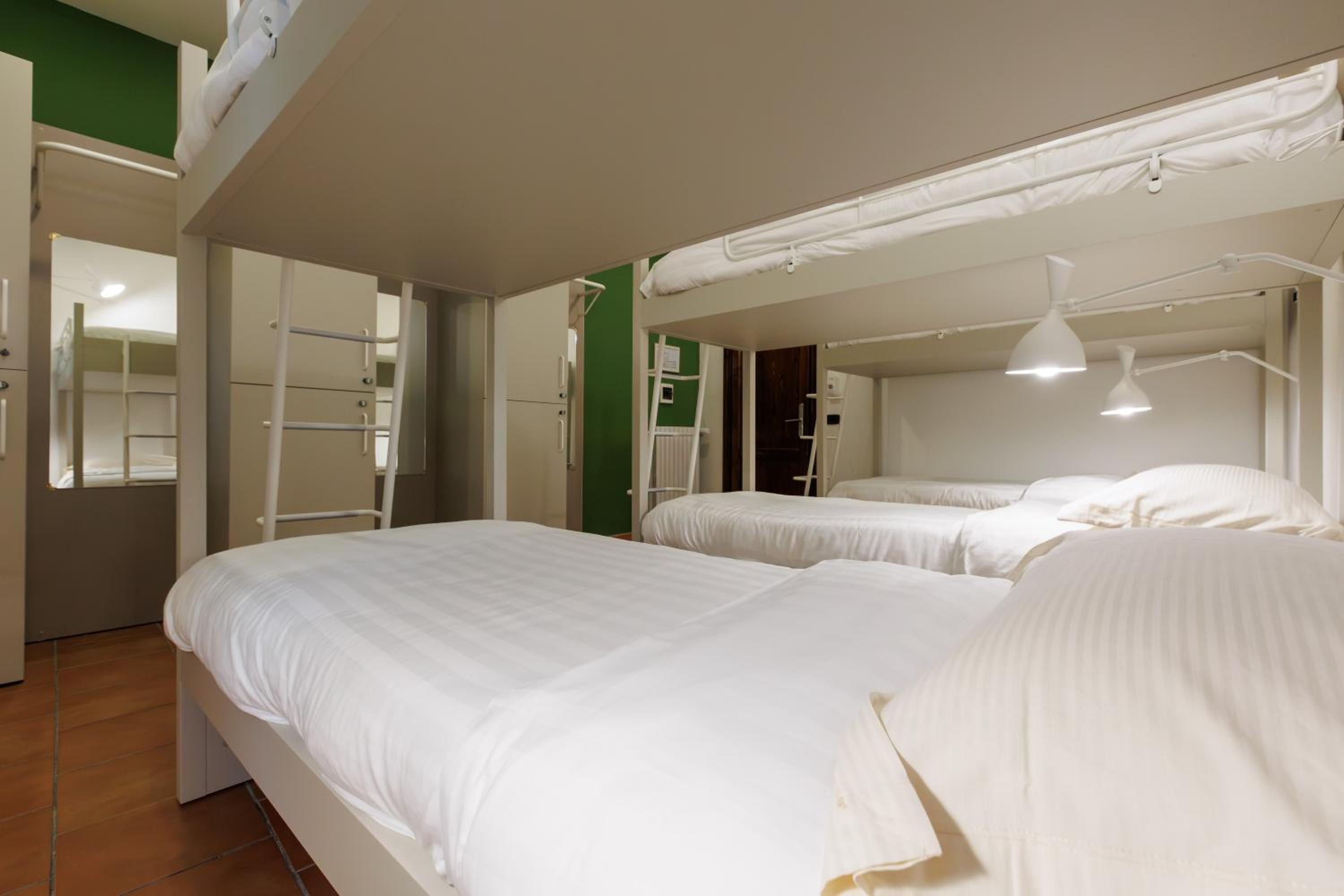 Bed in 6-Bed Mixed Dormitory Room photo 1