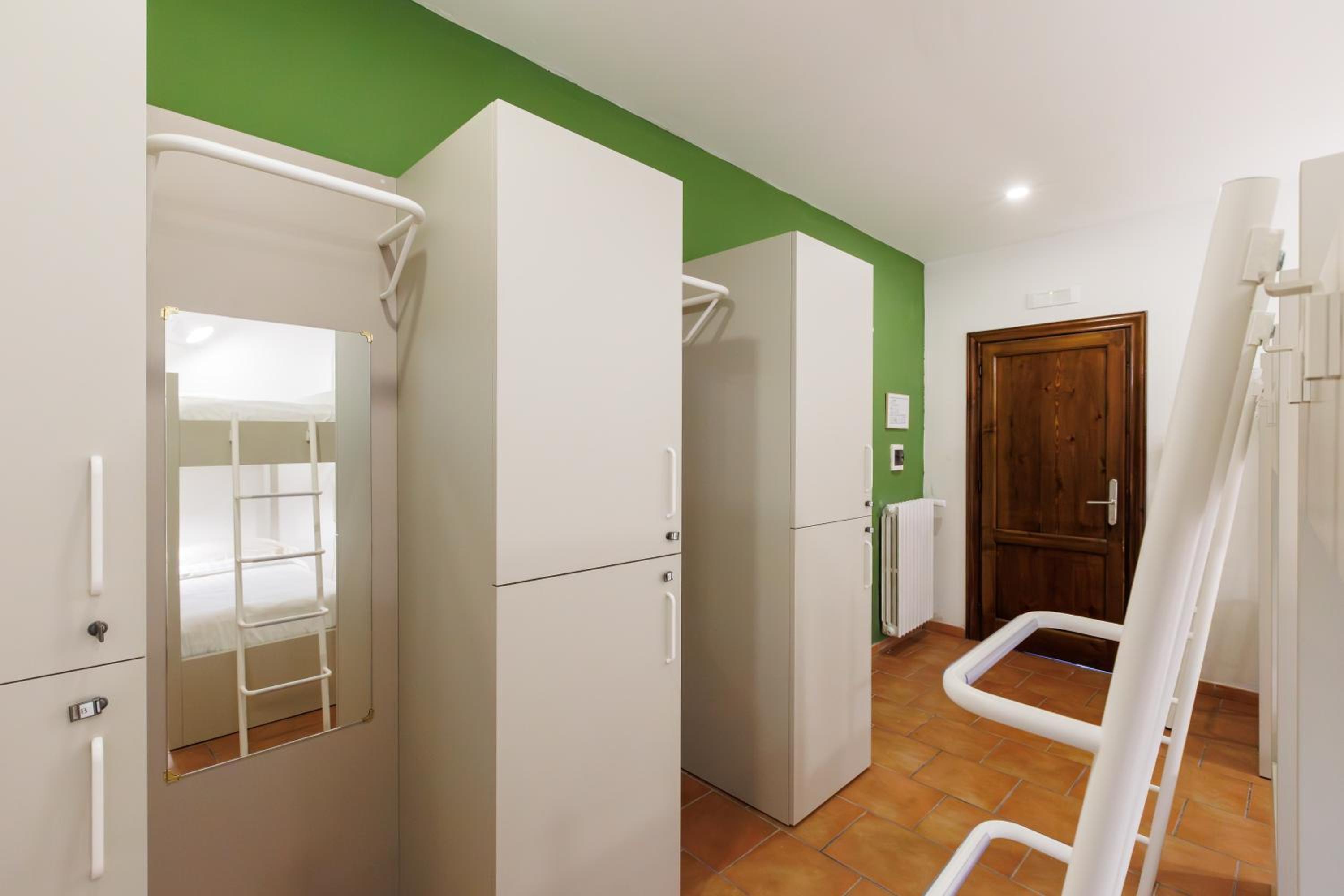 Bed in 6-Bed Mixed Dormitory Room photo 3