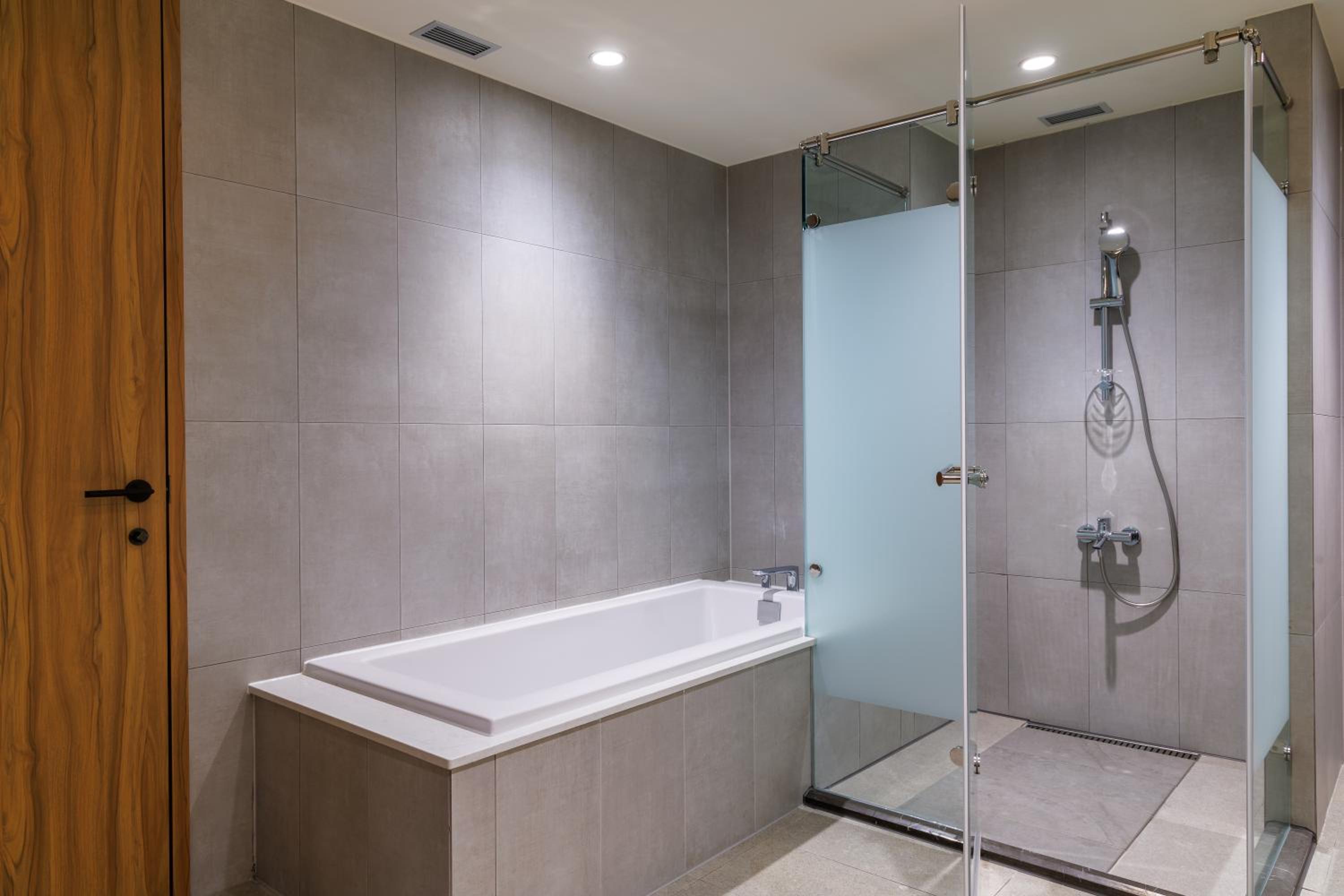 Premium King Room with Two King Beds and Bathtub - Photo 3