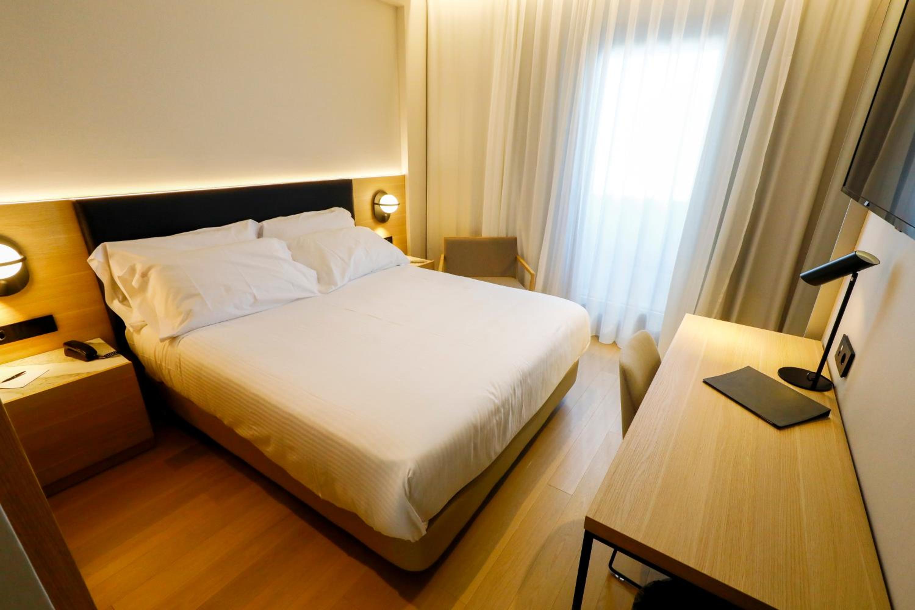 Double or Twin Room - Photo 8