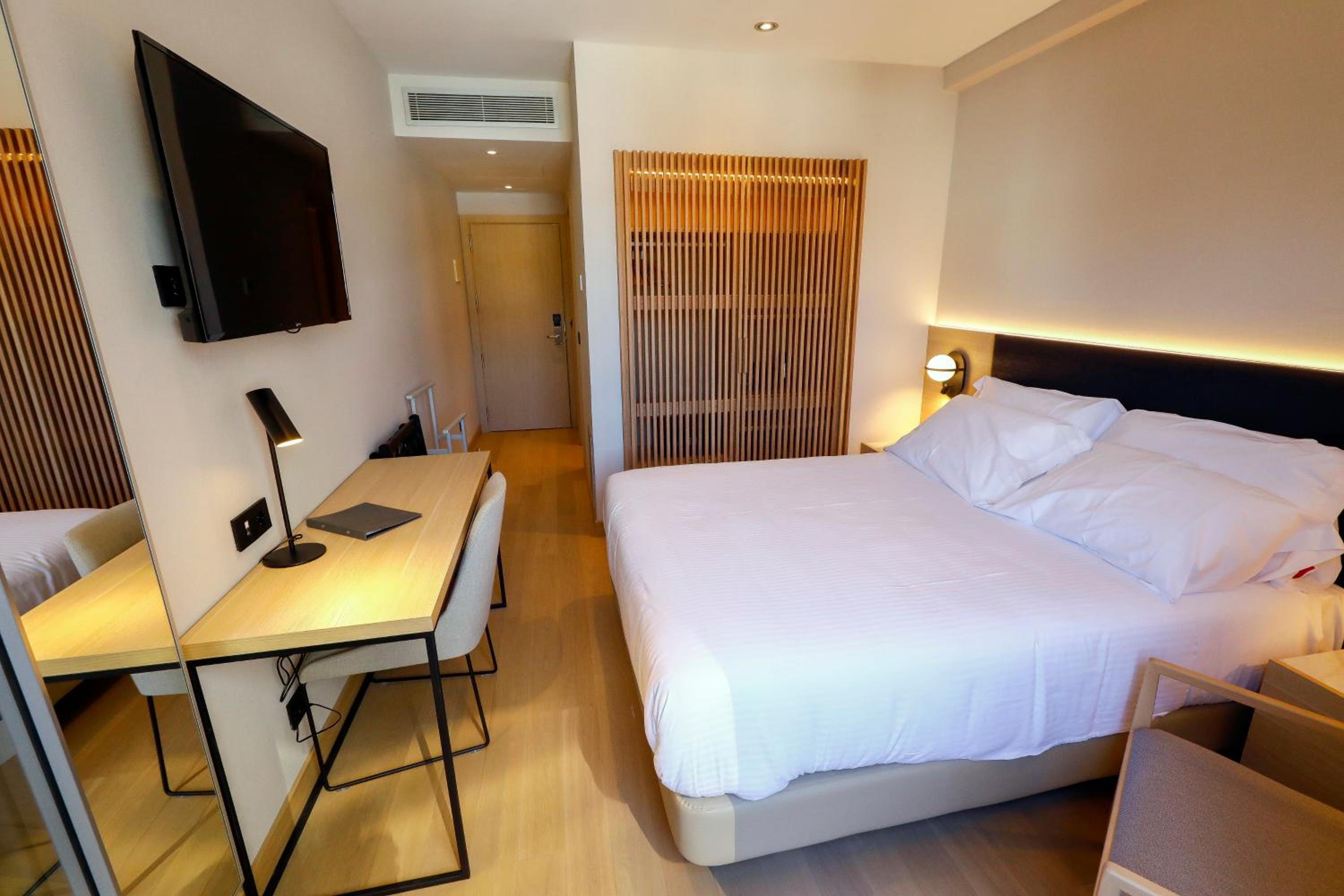 Double or Twin Room - Photo 9
