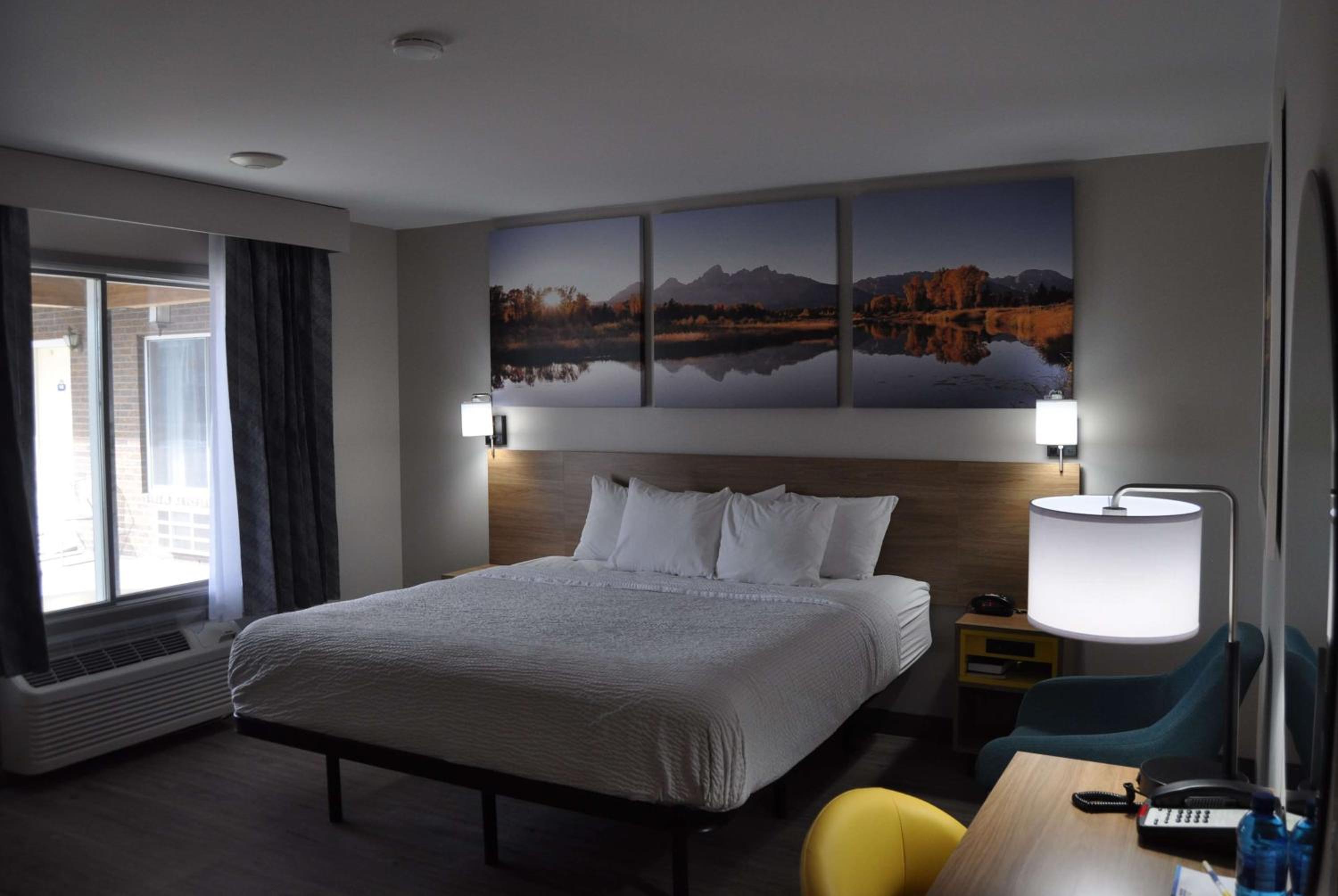 King Room - Non-Smoking - Photo 4