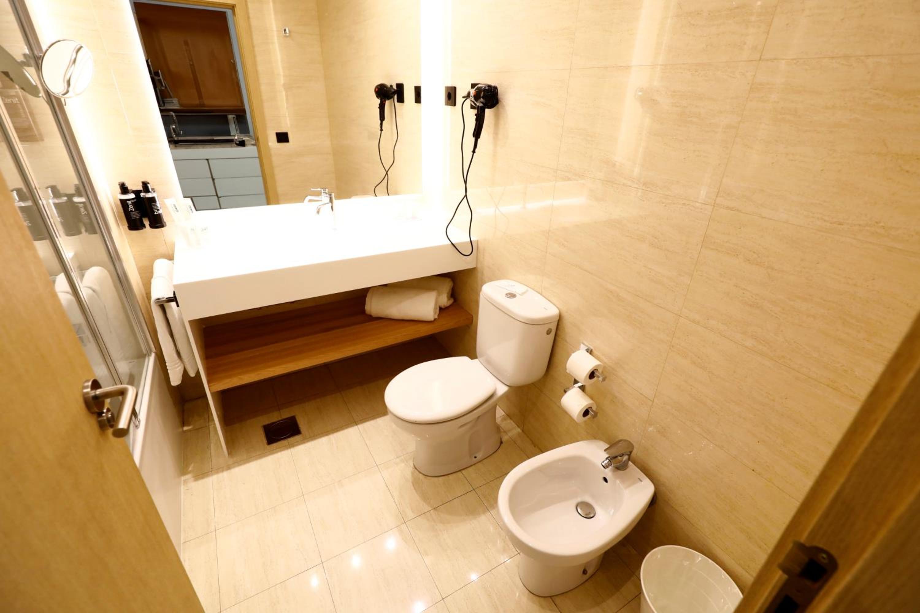 Double or Twin Room - Photo 13