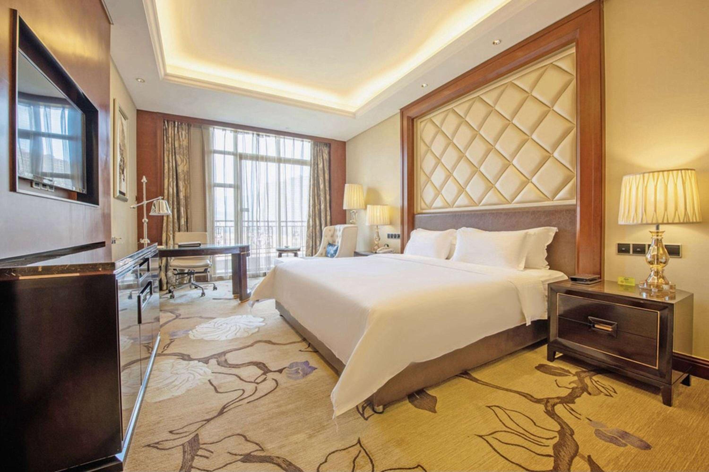 Deluxe King Room with Lake View, Non-Smoking photo 1