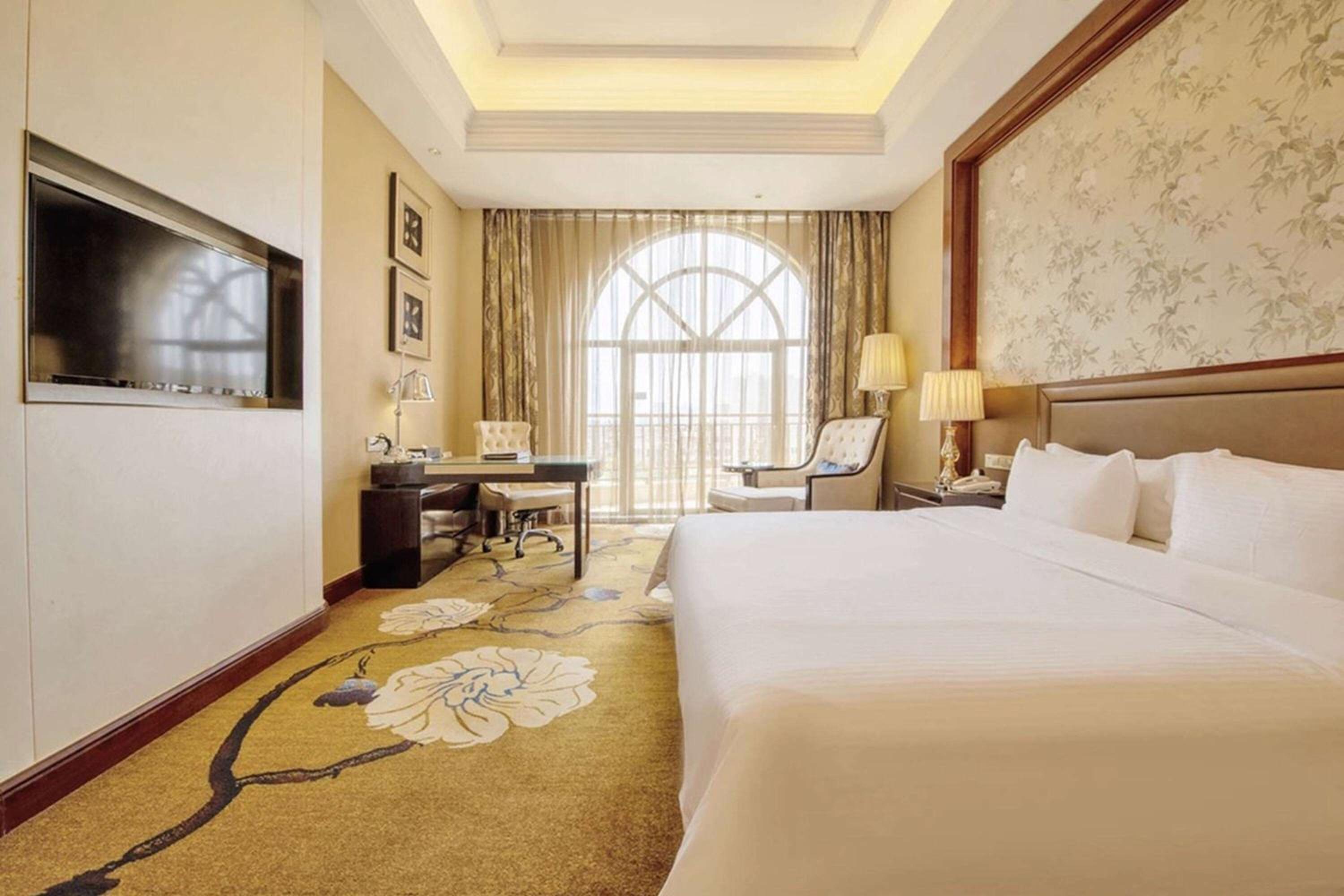 Deluxe King Room with Garden View, Non-Smoking photo 1