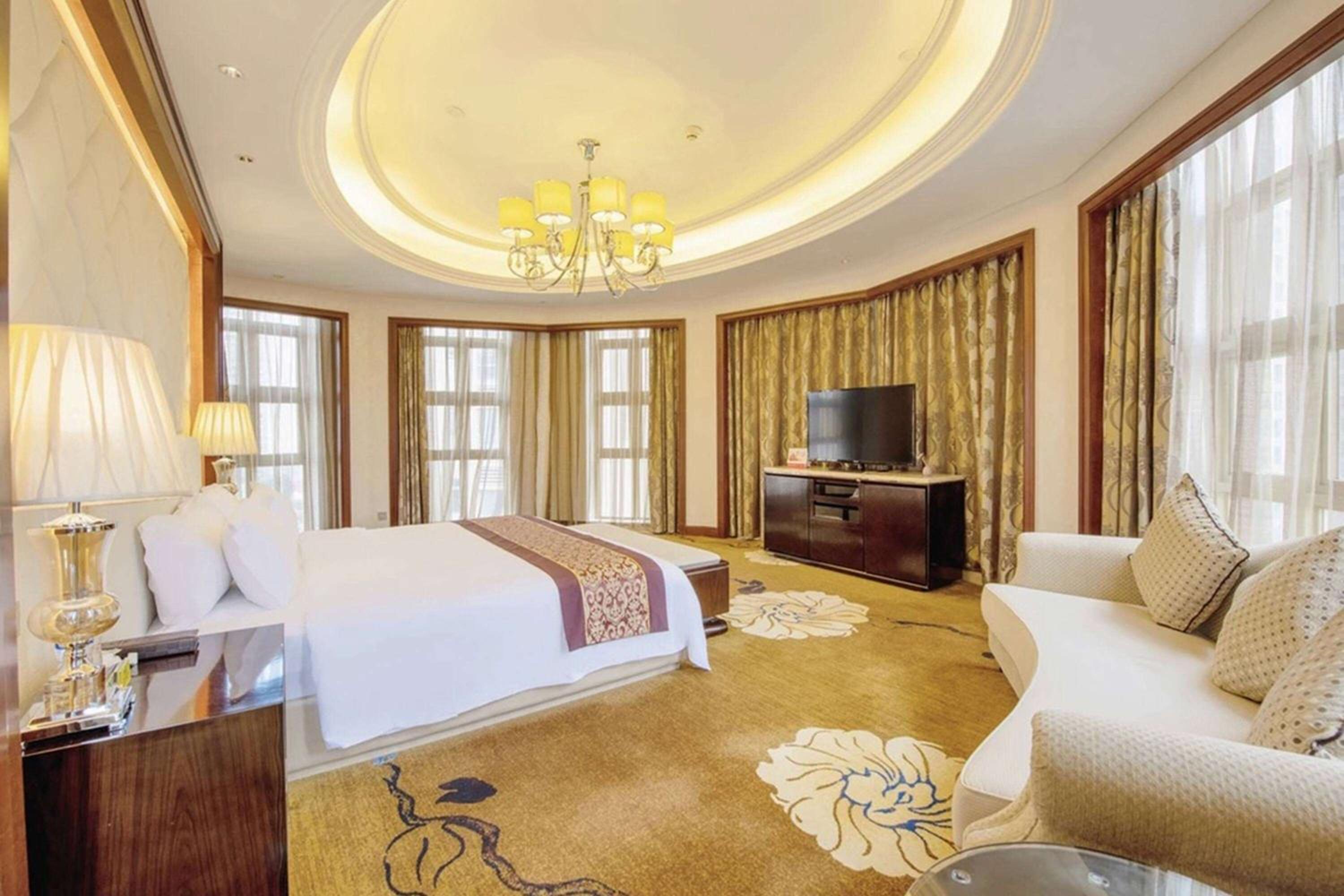 Deluxe King Suite with Garden View, Non-Smoking photo 1