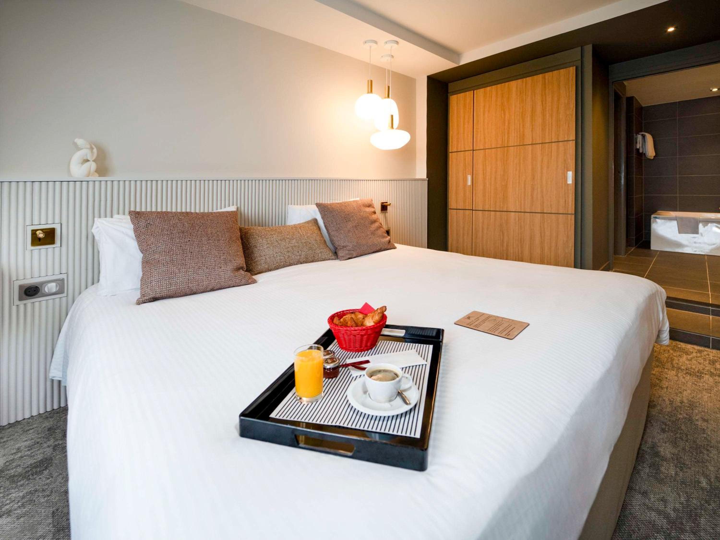 Superior King Suite with Sofa - Garden Side photo 1