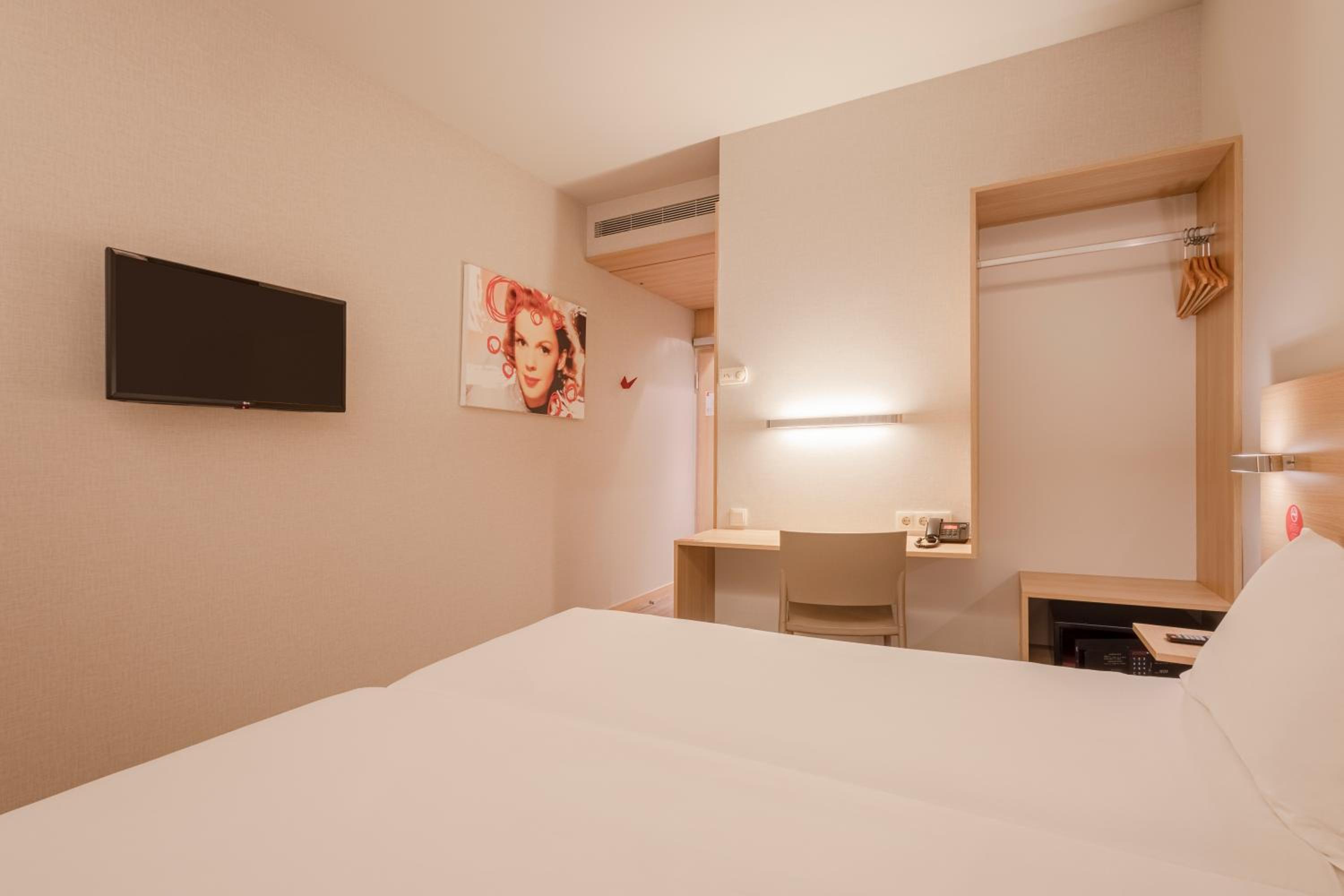 Standard Twin Room - Photo 1