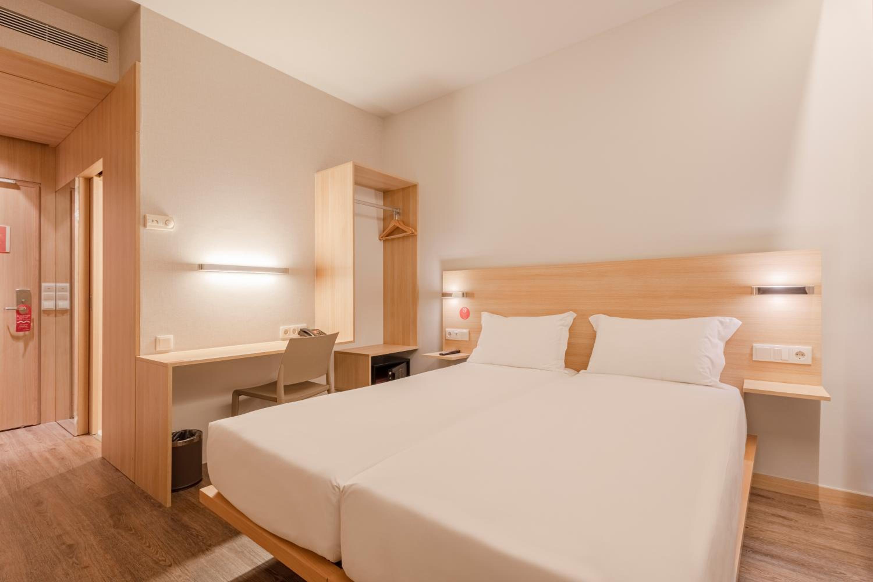Standard Twin Room - Photo 2