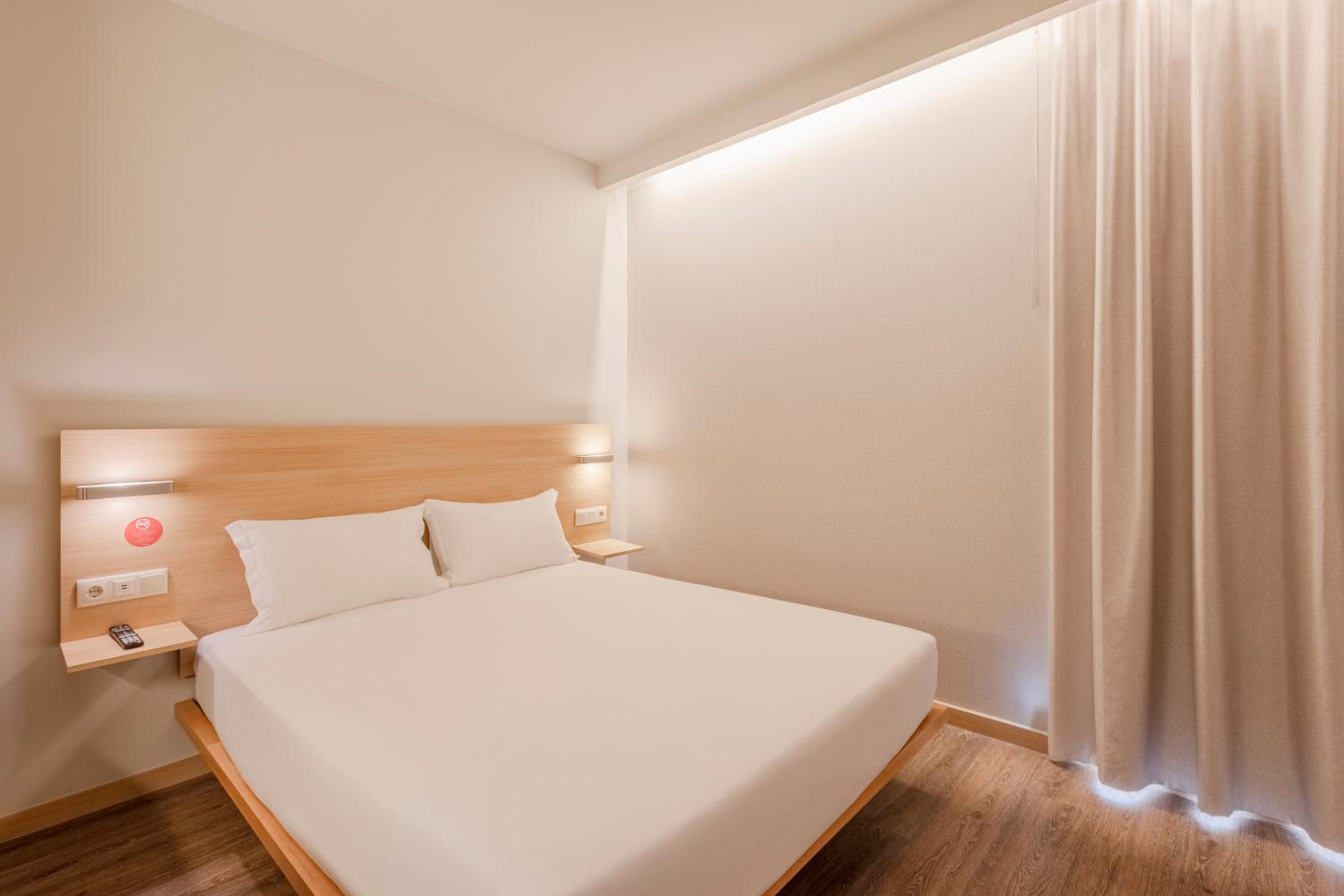 Standard Double Room - Photo 8