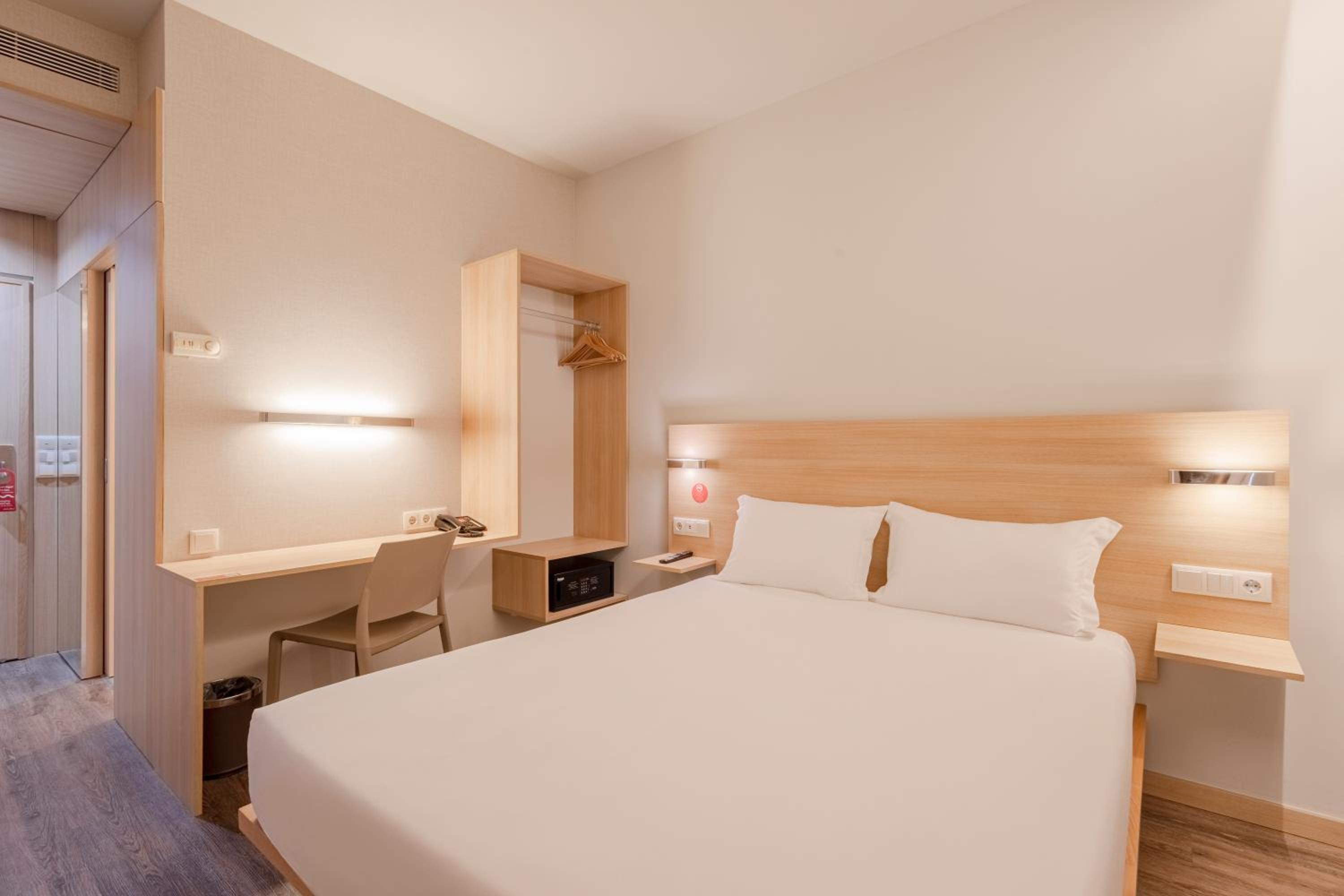 Standard Double Room - Photo 4