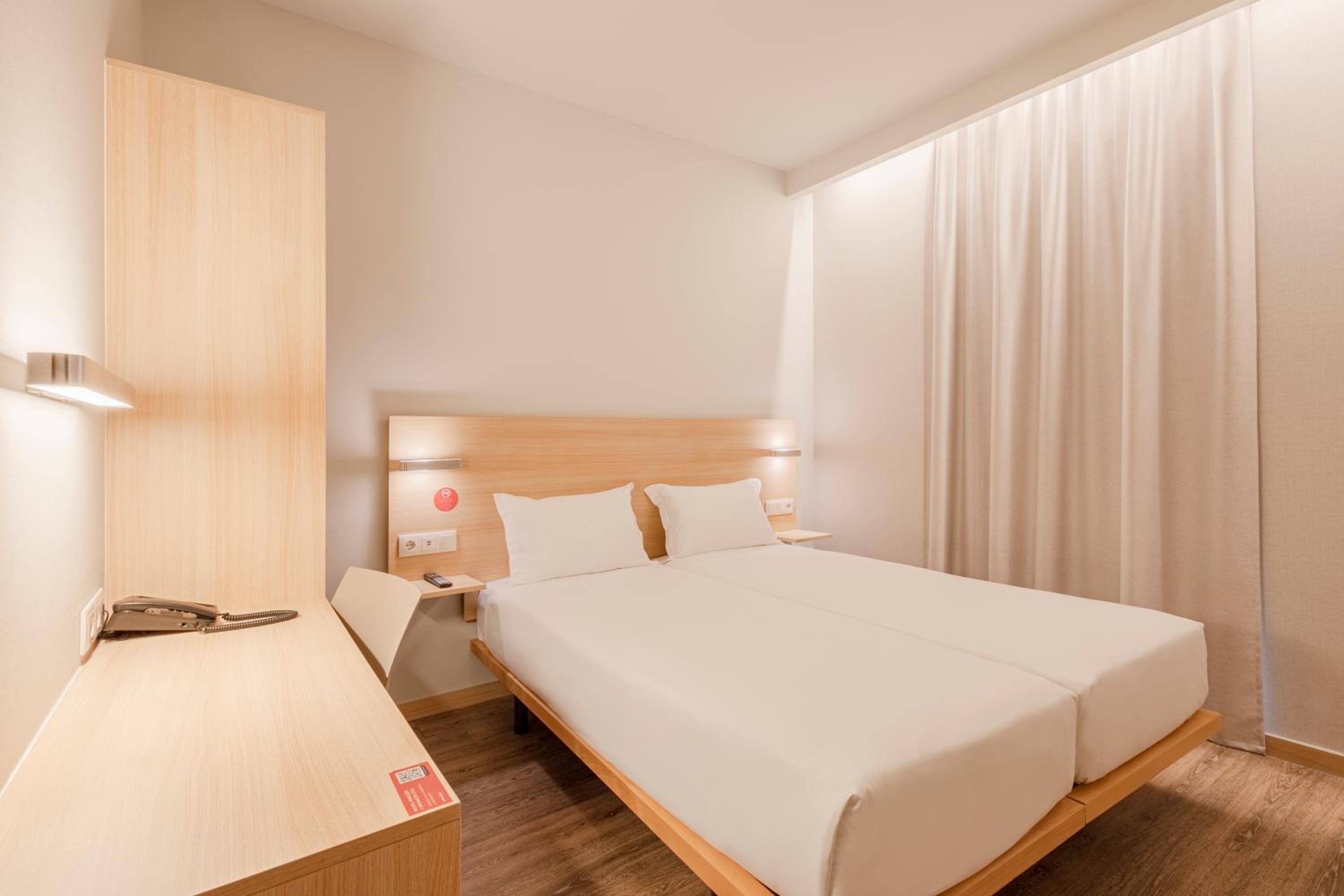 Standard Twin Room - Photo 3