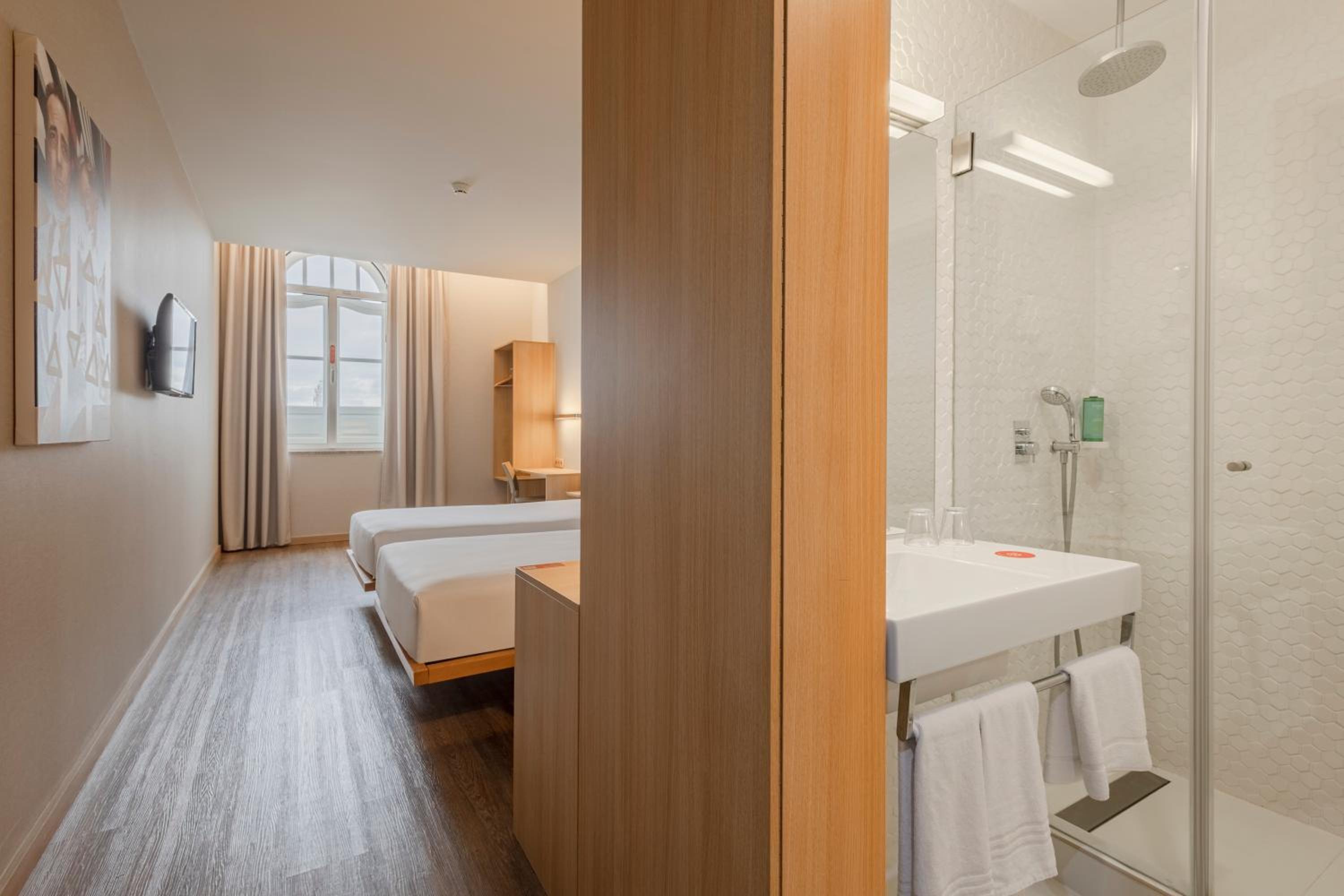 Twin Room with City View - Photo 2