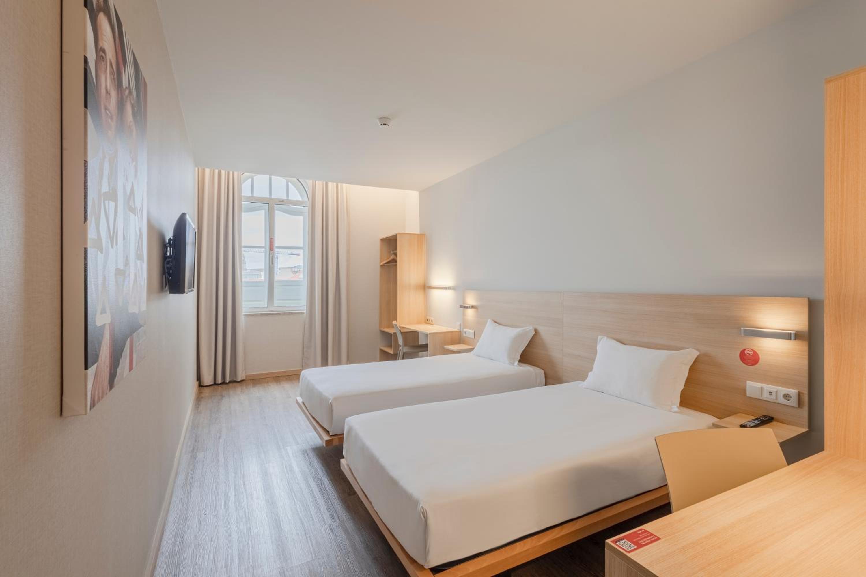 Twin Room with City View - Photo 3