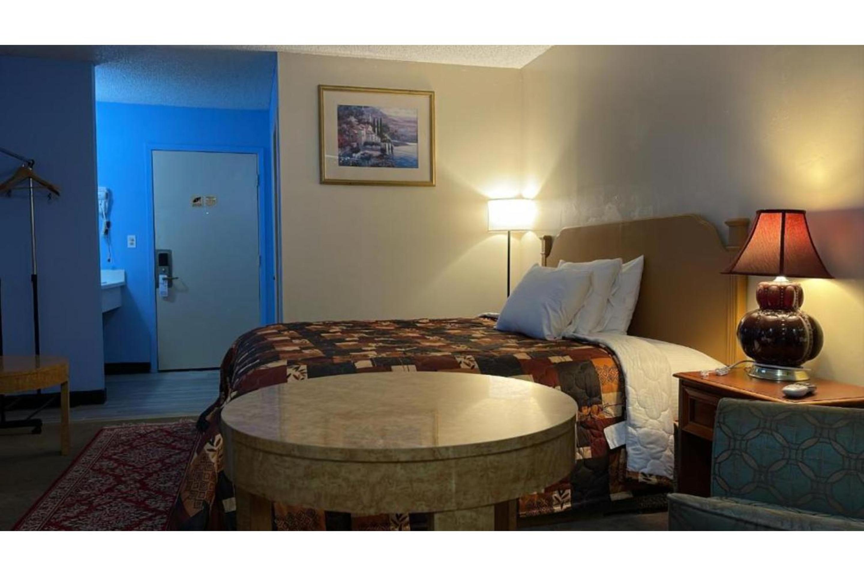 Deluxe King Room - Photo 7