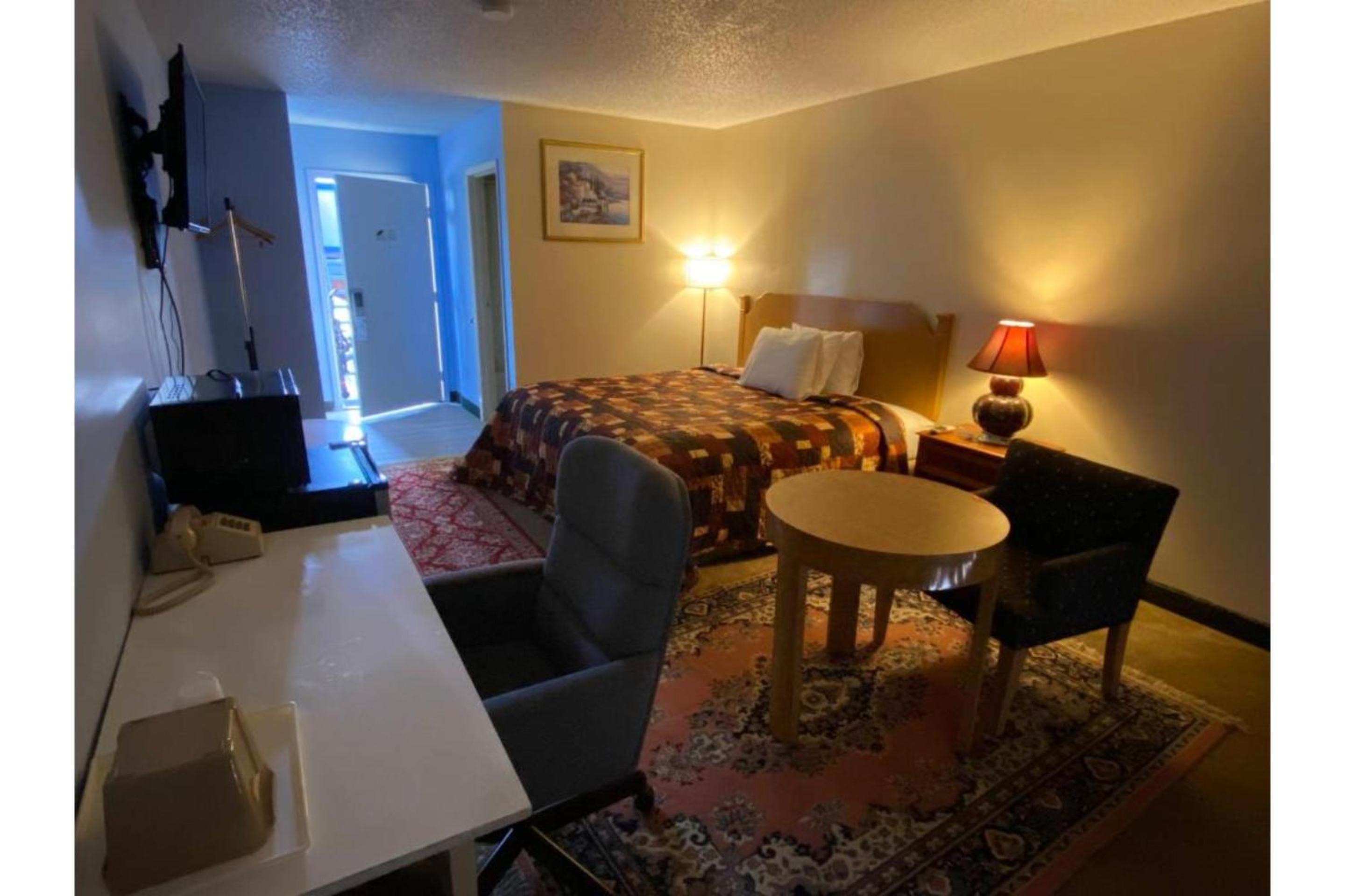 Deluxe King Room - Photo 8